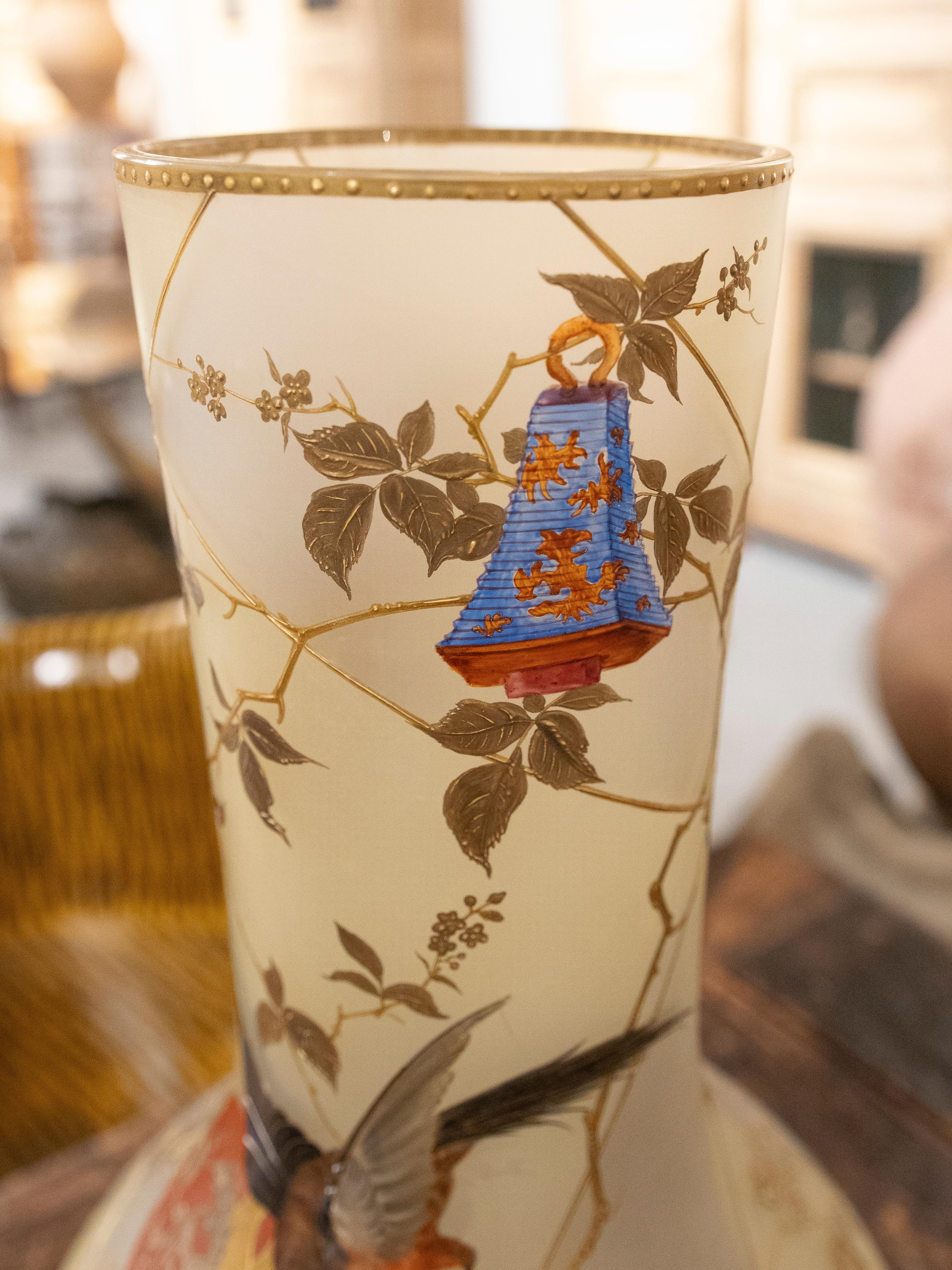 Paar handbemalte Vasen aus undurchsichtigem Glas mit Vogeldekoration  im Angebot 5