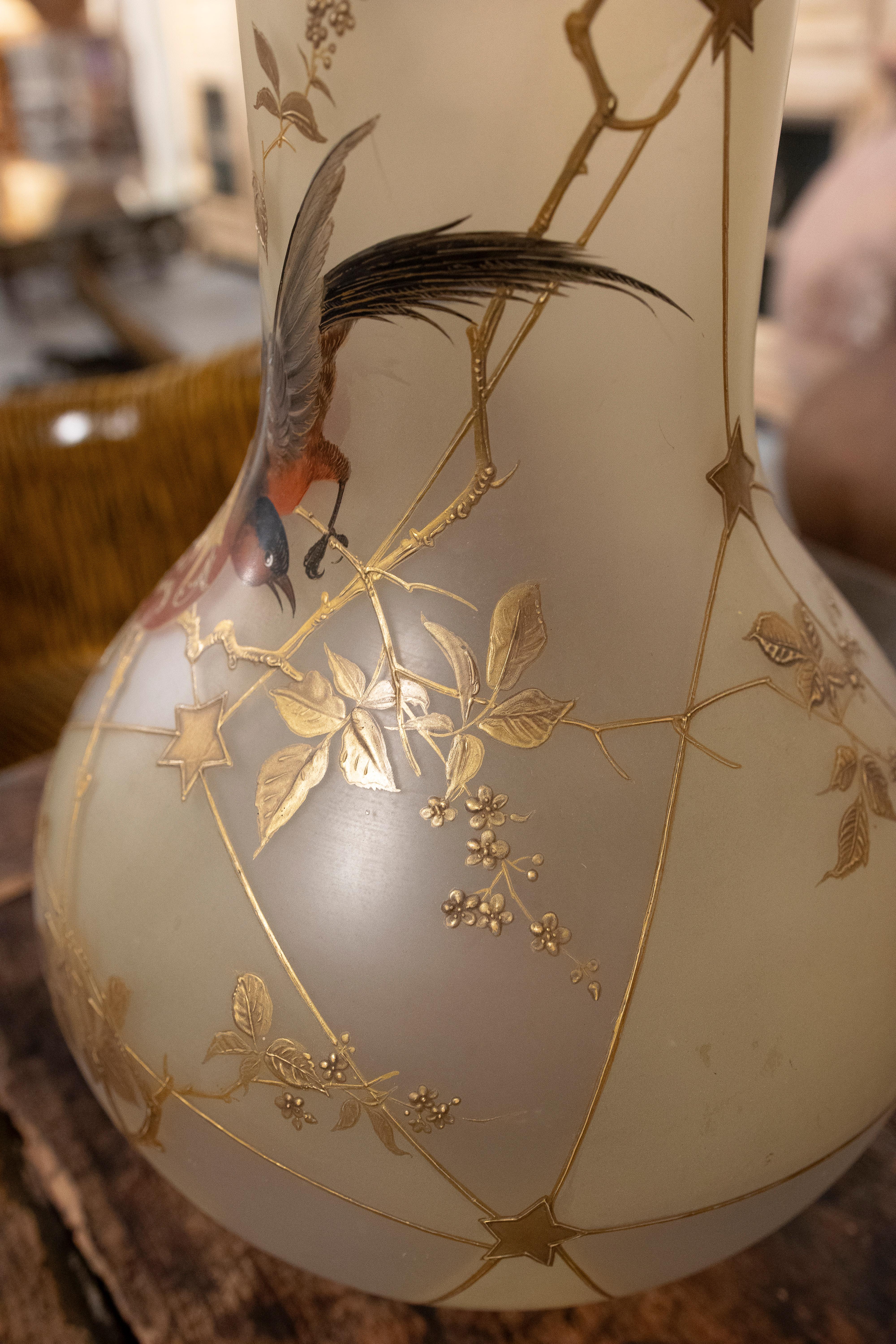 Paar handbemalte Vasen aus undurchsichtigem Glas mit Vogeldekoration  im Angebot 6