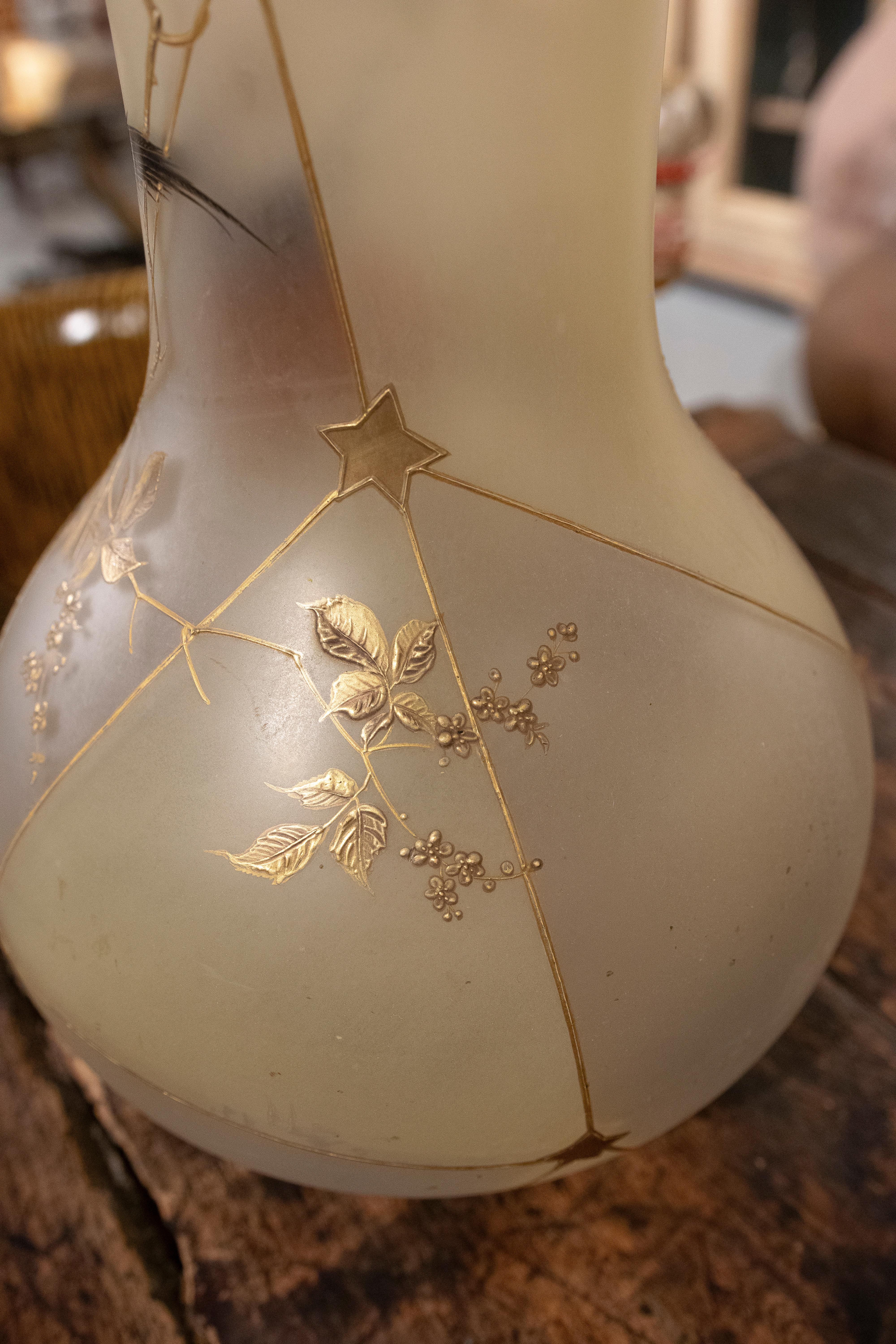Paar handbemalte Vasen aus undurchsichtigem Glas mit Vogeldekoration  im Angebot 7