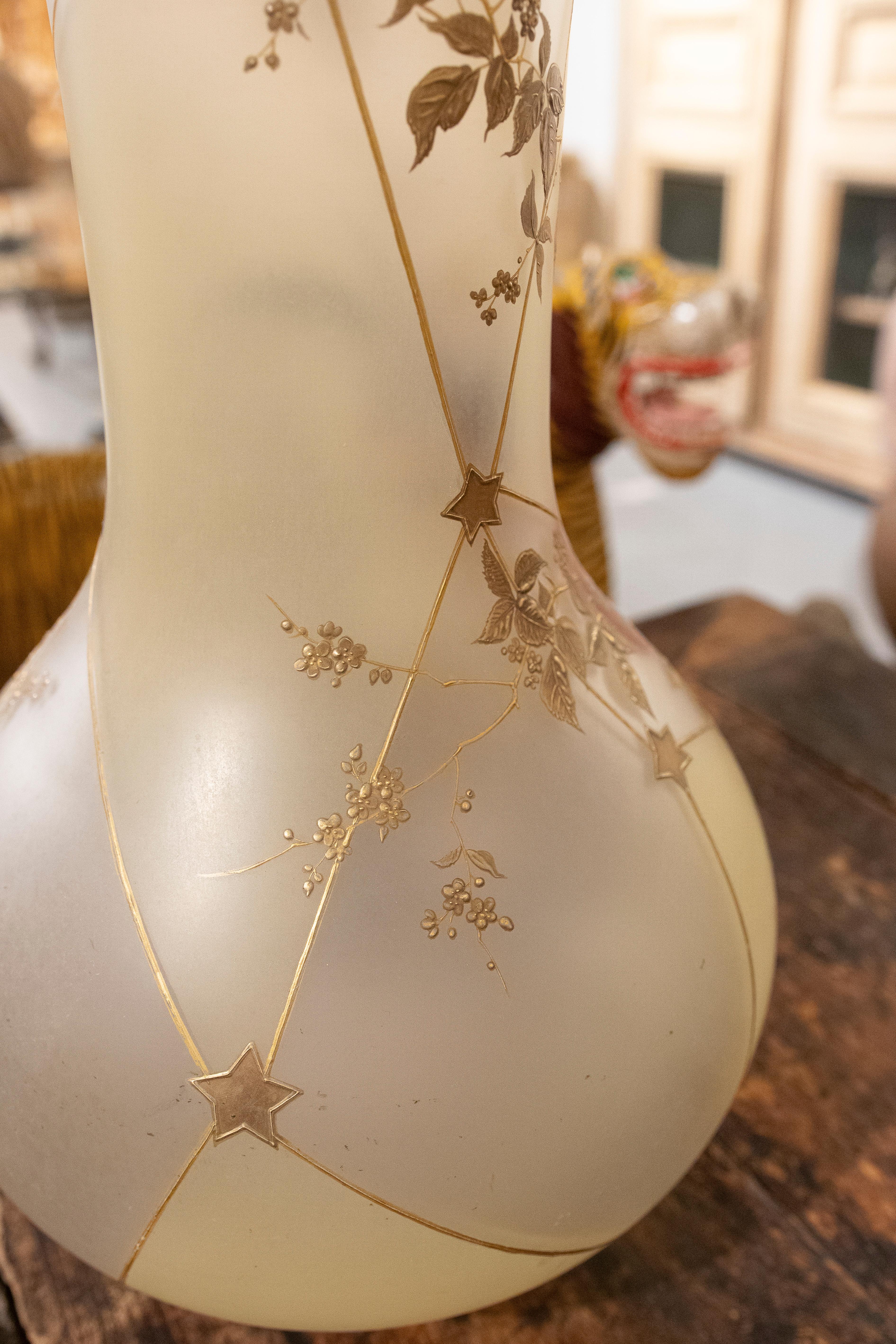 Paar handbemalte Vasen aus undurchsichtigem Glas mit Vogeldekoration  im Angebot 8