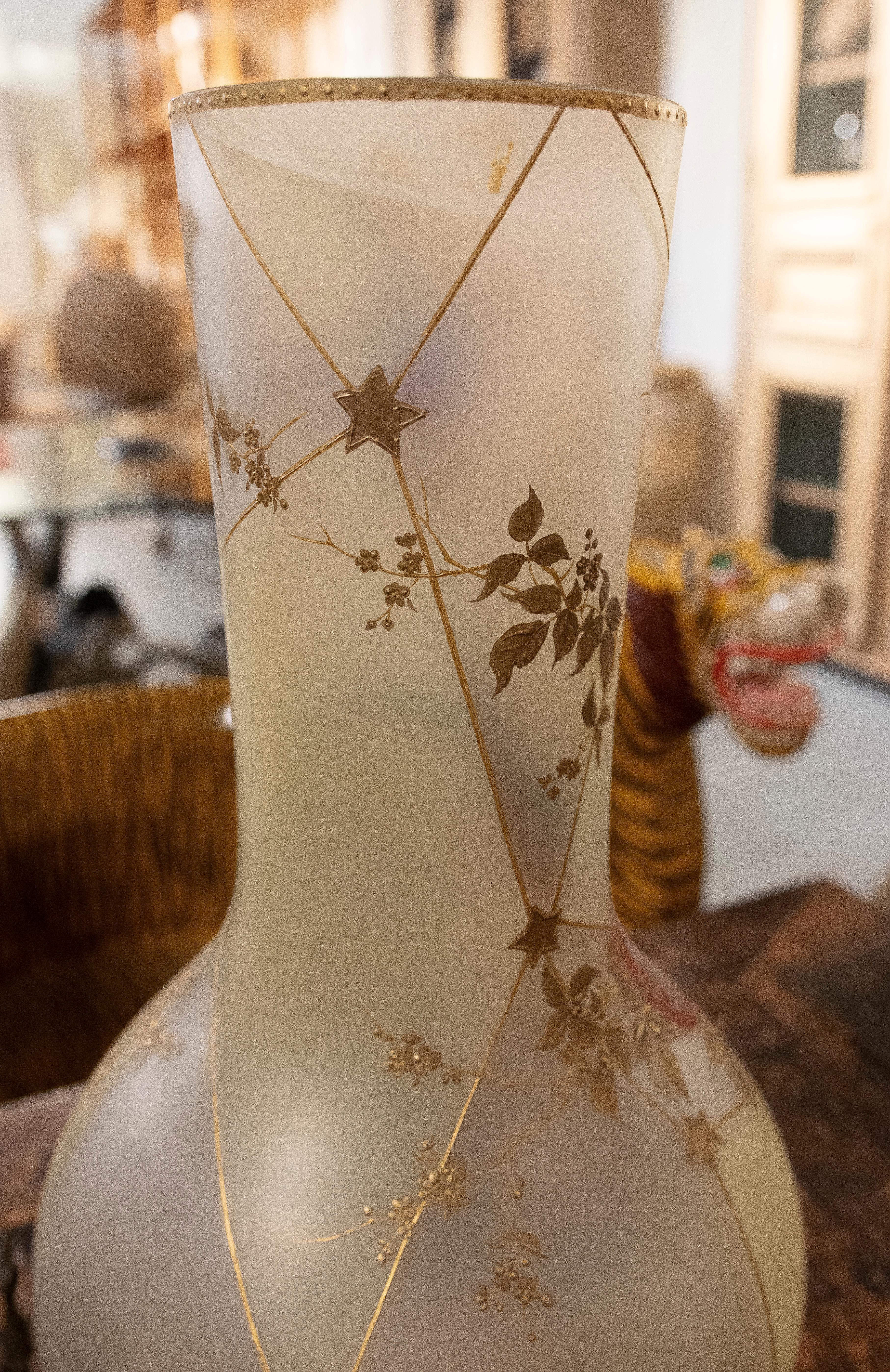 Paar handbemalte Vasen aus undurchsichtigem Glas mit Vogeldekoration  im Angebot 9