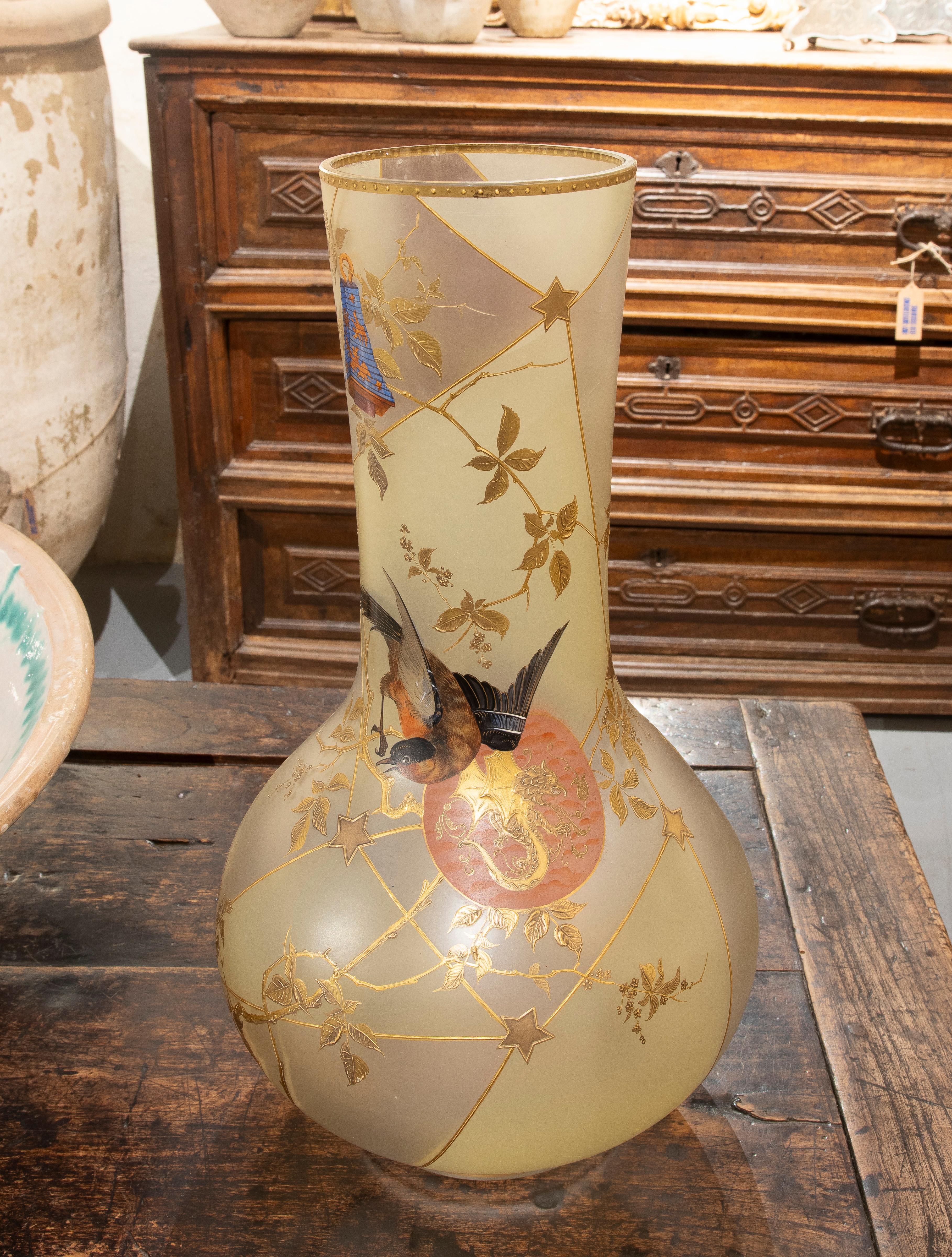 Paar handbemalte Vasen aus undurchsichtigem Glas mit Vogeldekoration  im Angebot 12