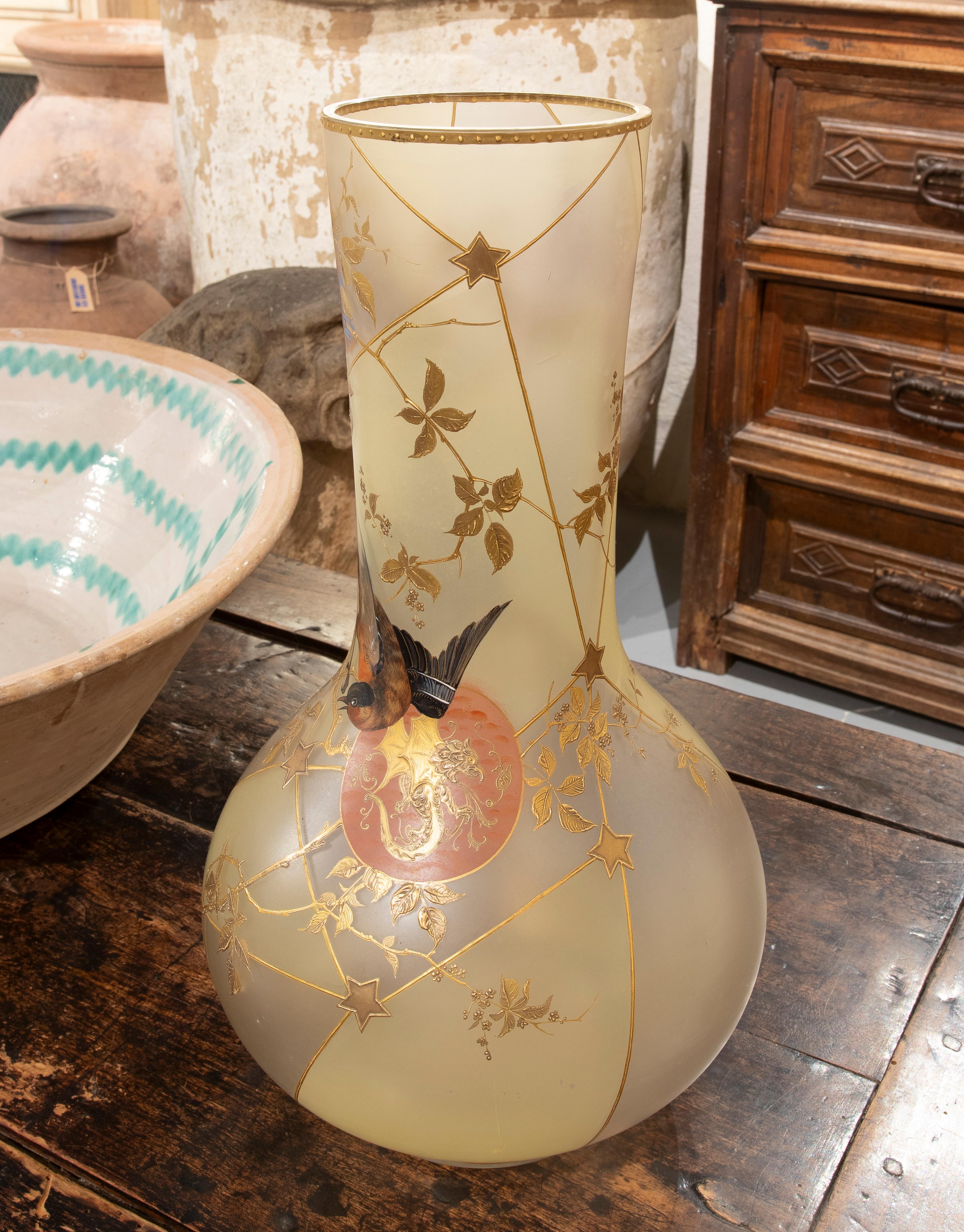 Paar handbemalte Vasen aus undurchsichtigem Glas mit Vogeldekoration  im Angebot 13