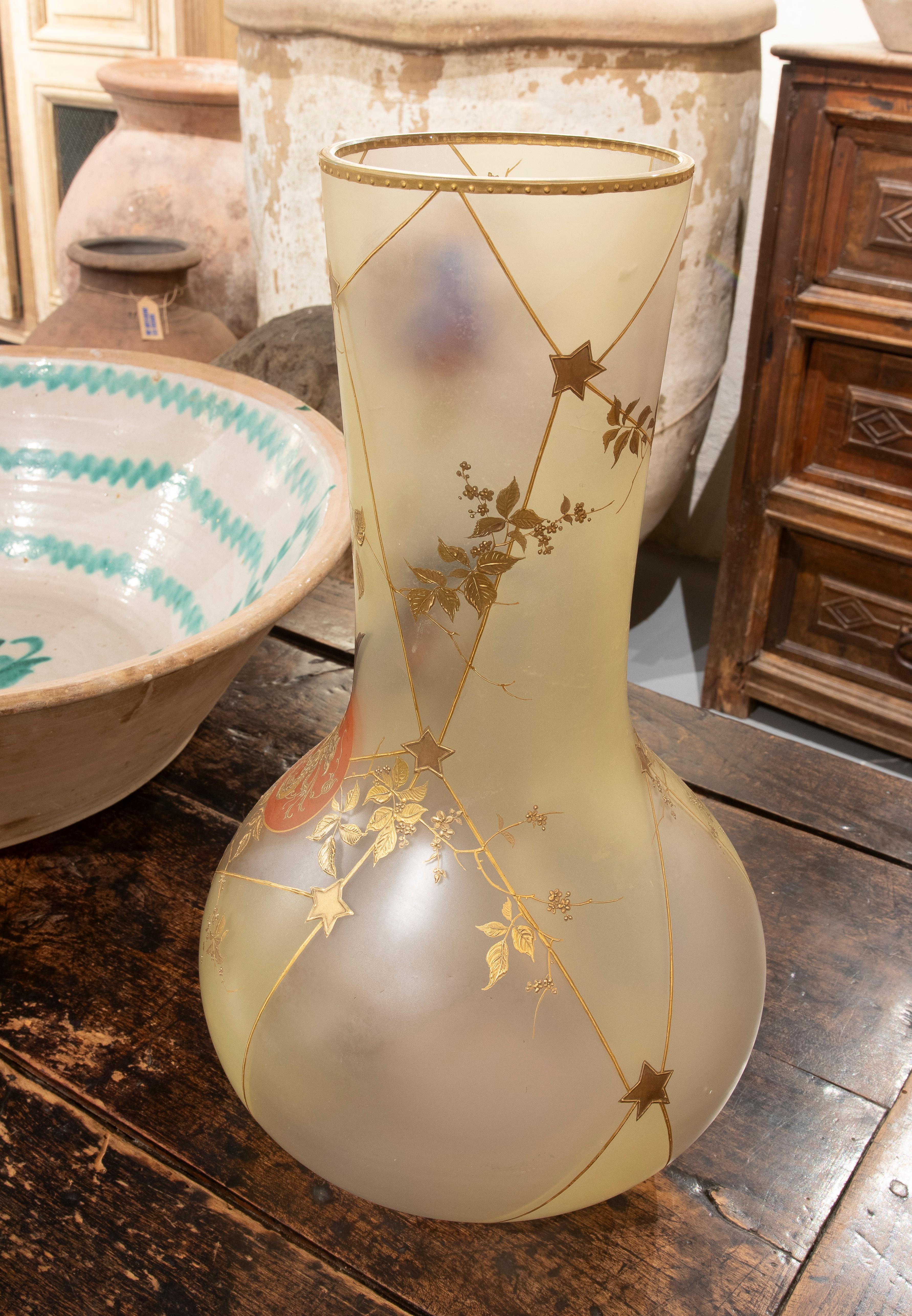 Paar handbemalte Vasen aus undurchsichtigem Glas mit Vogeldekoration  im Angebot 14