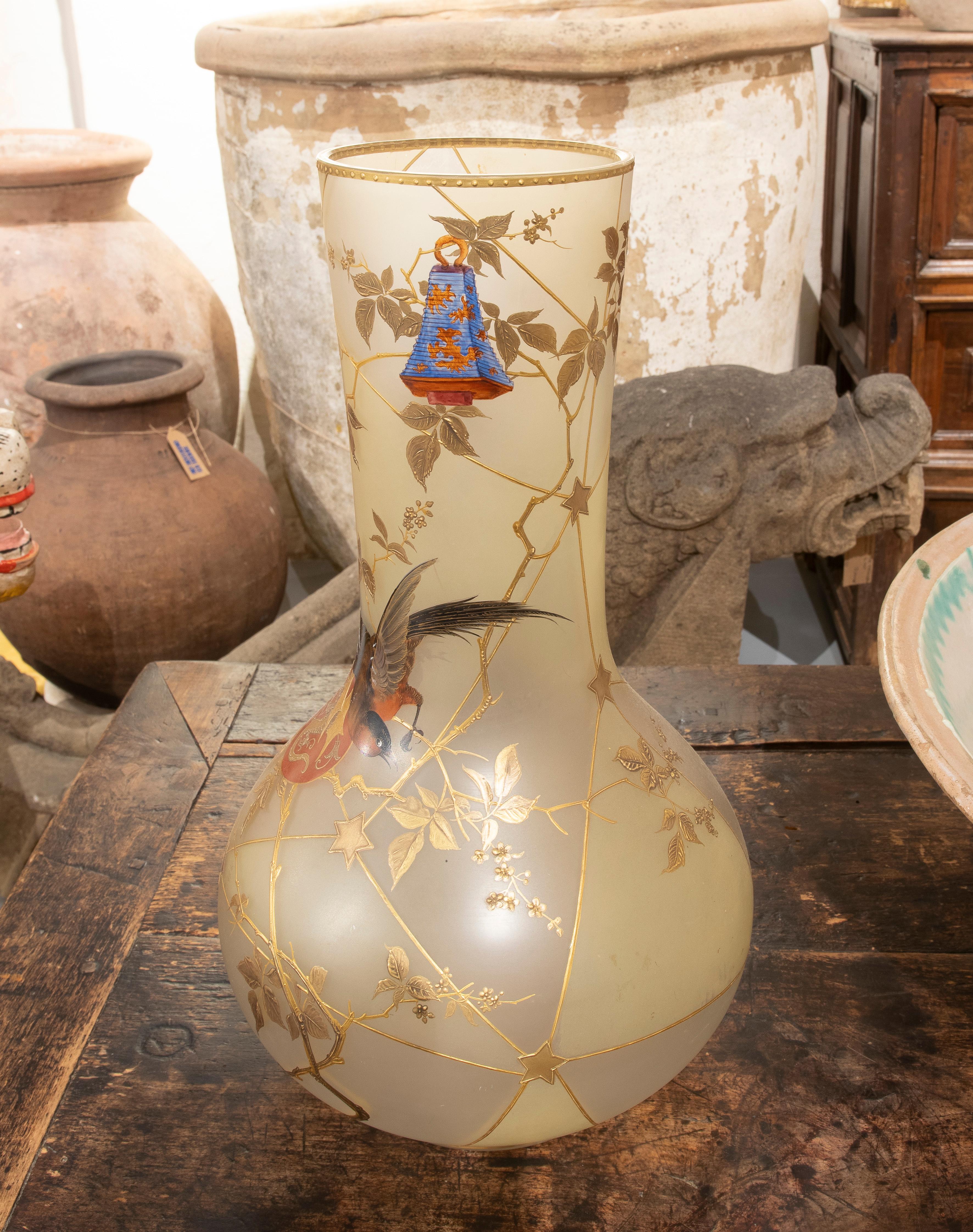 Paar handbemalte Vasen aus undurchsichtigem Glas mit Vogeldekoration  (Handbemalt) im Angebot