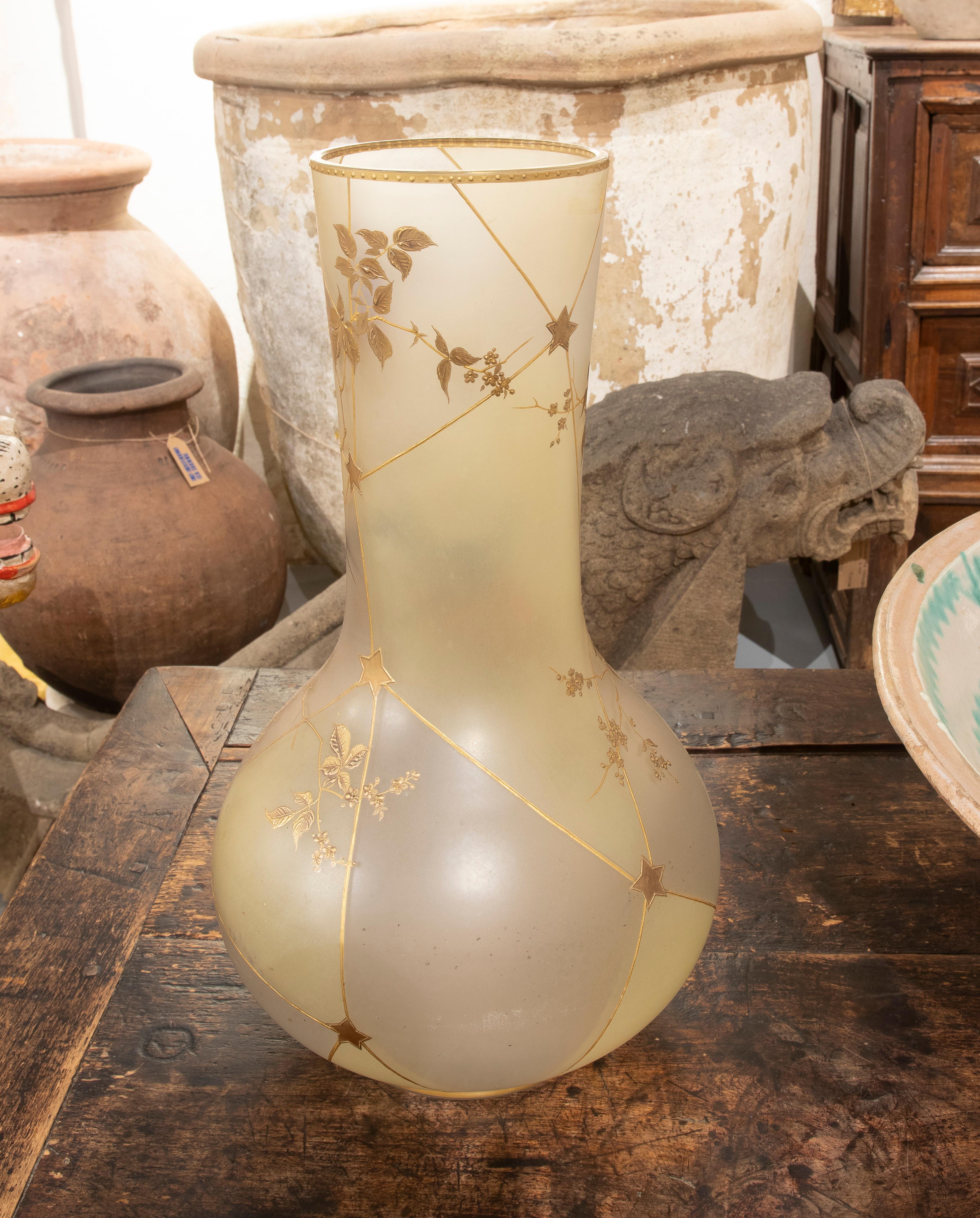 Paar handbemalte Vasen aus undurchsichtigem Glas mit Vogeldekoration  (20. Jahrhundert) im Angebot