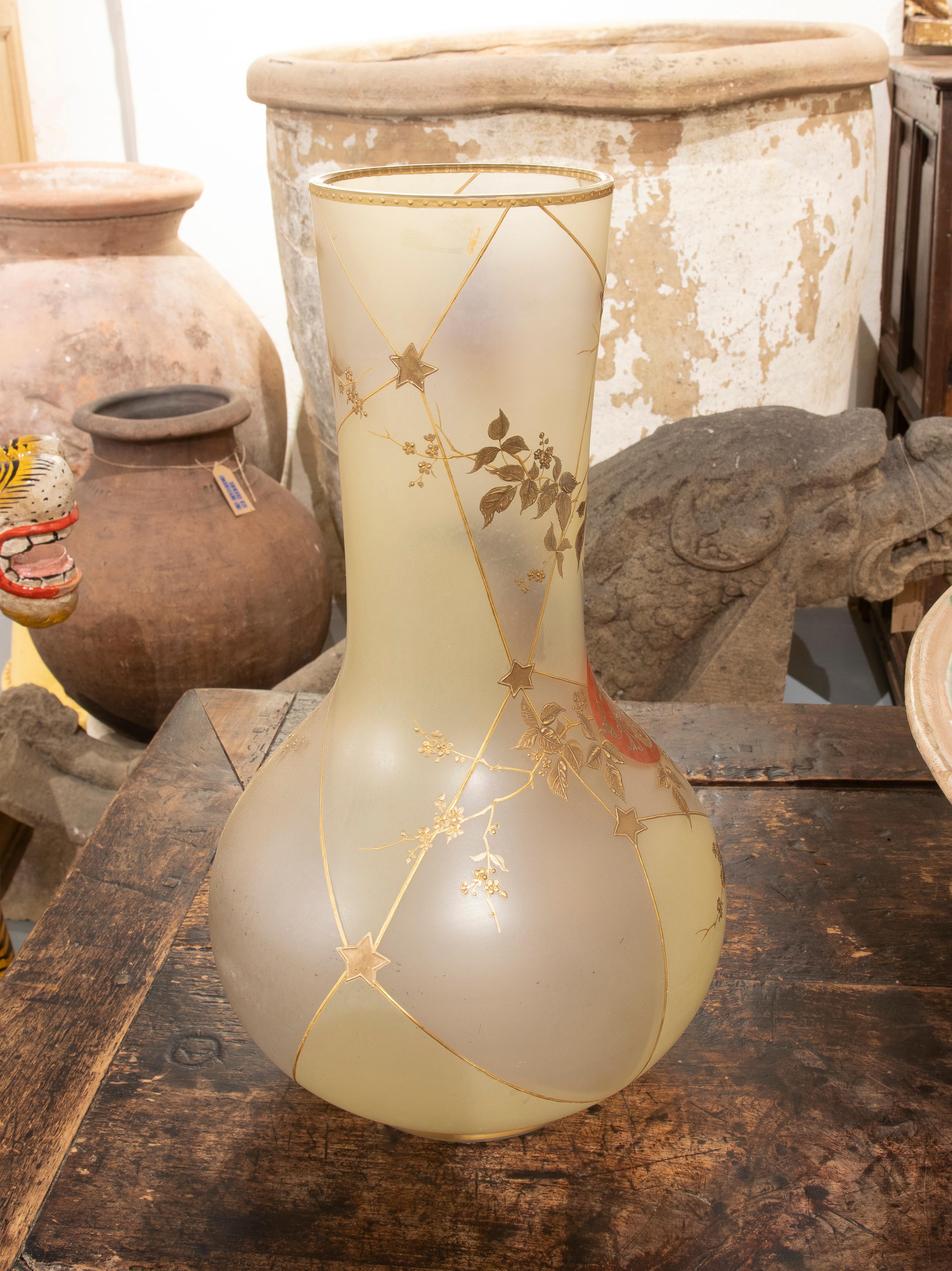 Paar handbemalte Vasen aus undurchsichtigem Glas mit Vogeldekoration  im Angebot 1