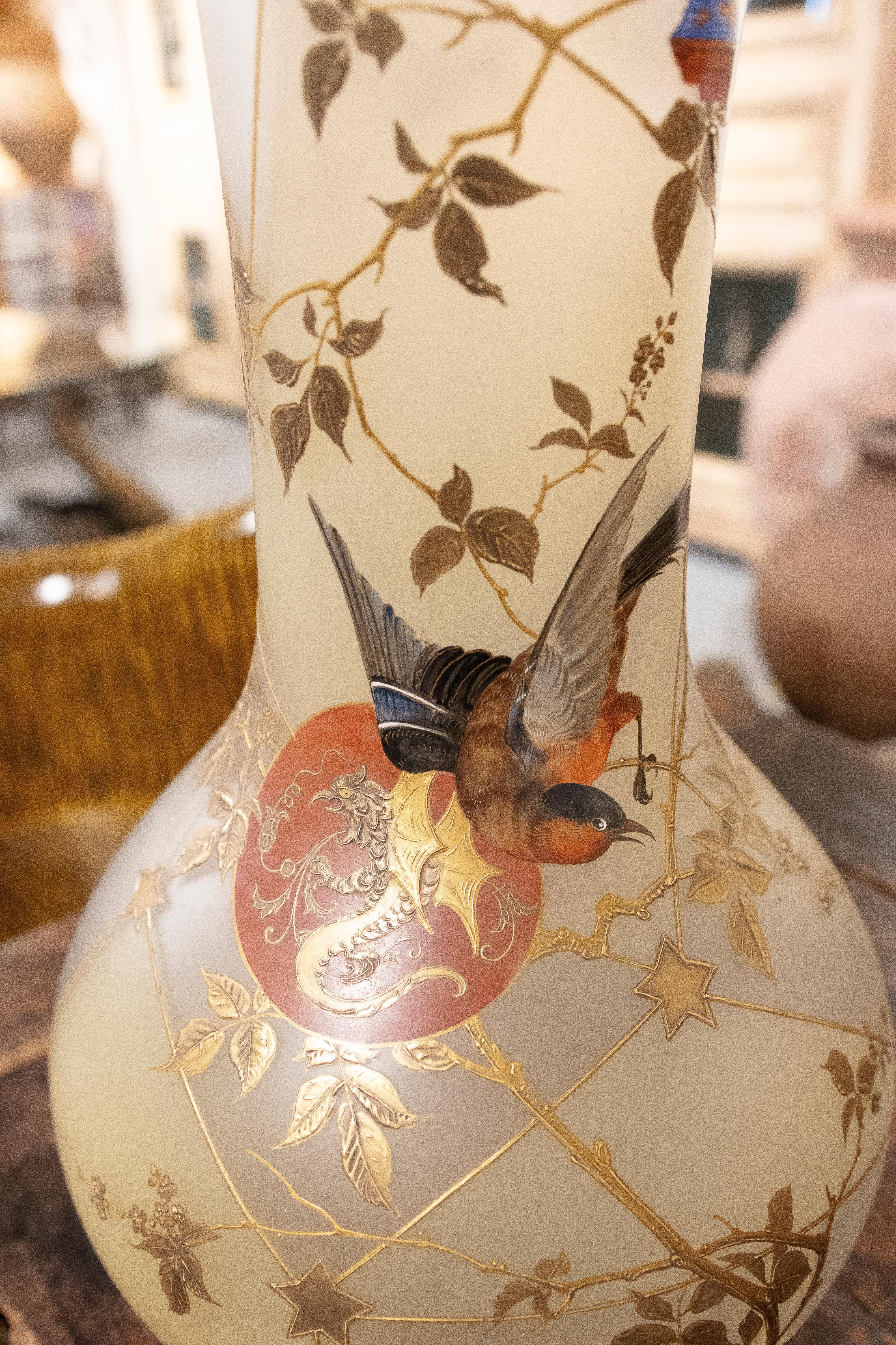 Paar handbemalte Vasen aus undurchsichtigem Glas mit Vogeldekoration  im Angebot 3