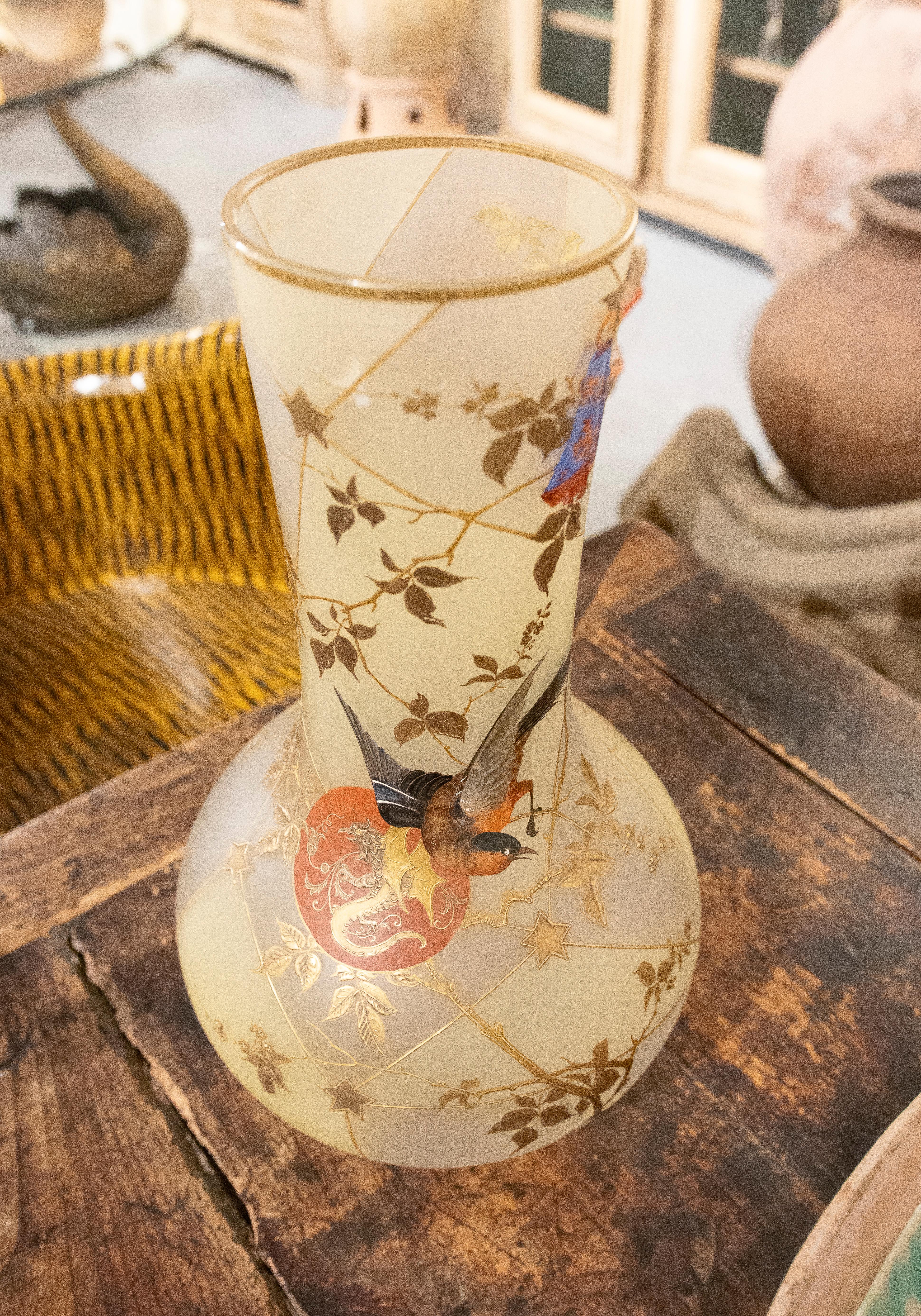 Paar handbemalte Vasen aus undurchsichtigem Glas mit Vogeldekoration  im Angebot 4