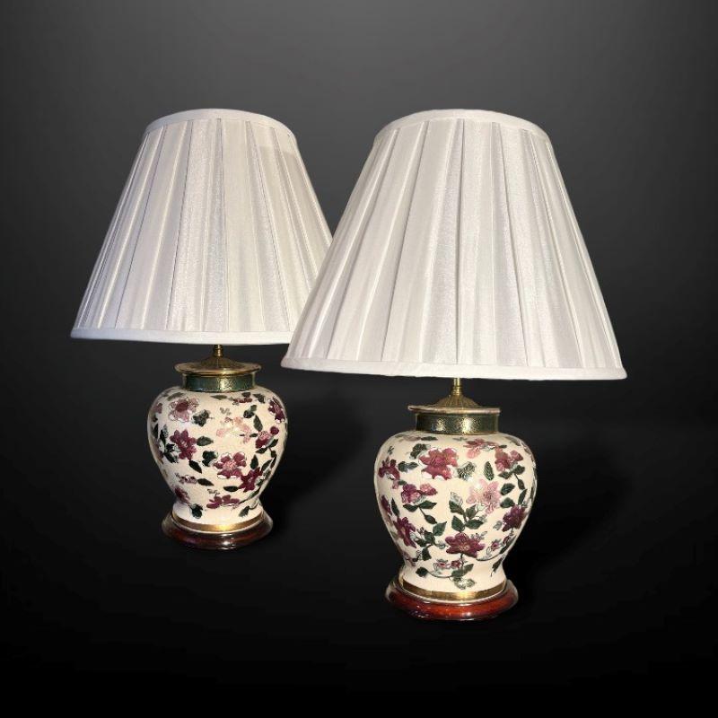 Vernissé Paire de lampes de table orientales peintes à la main, à motifs floraux en vente
