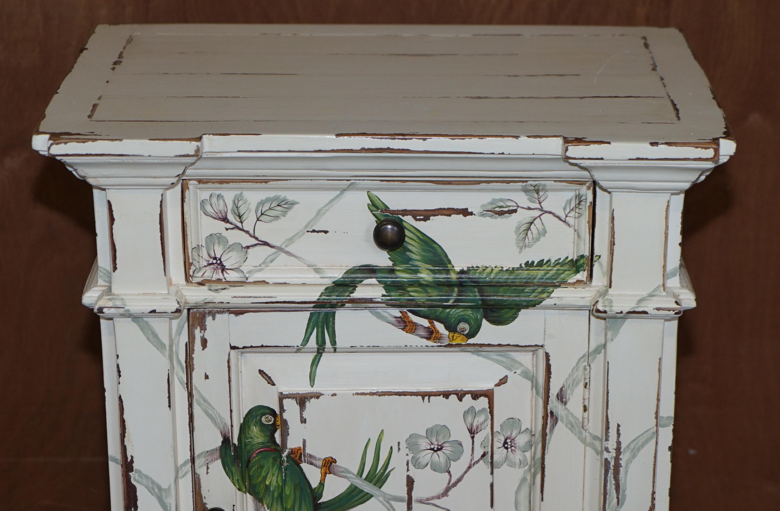 Paire de tiroirs de chevet d'appoint en forme de perroquets / oiseaux de parradise peints à la main en vente 8