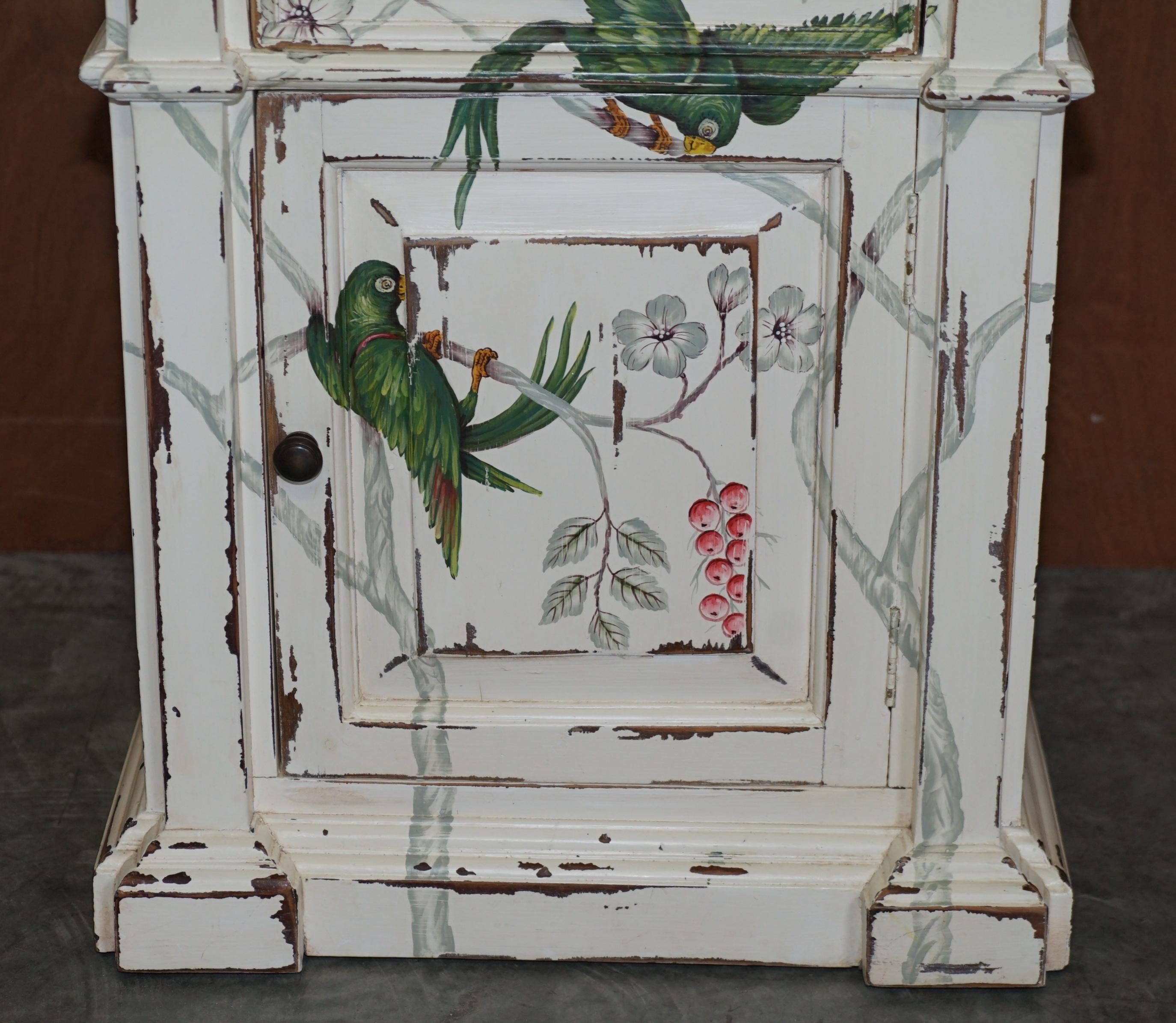 Paire de tiroirs de chevet d'appoint en forme de perroquets / oiseaux de parradise peints à la main en vente 9