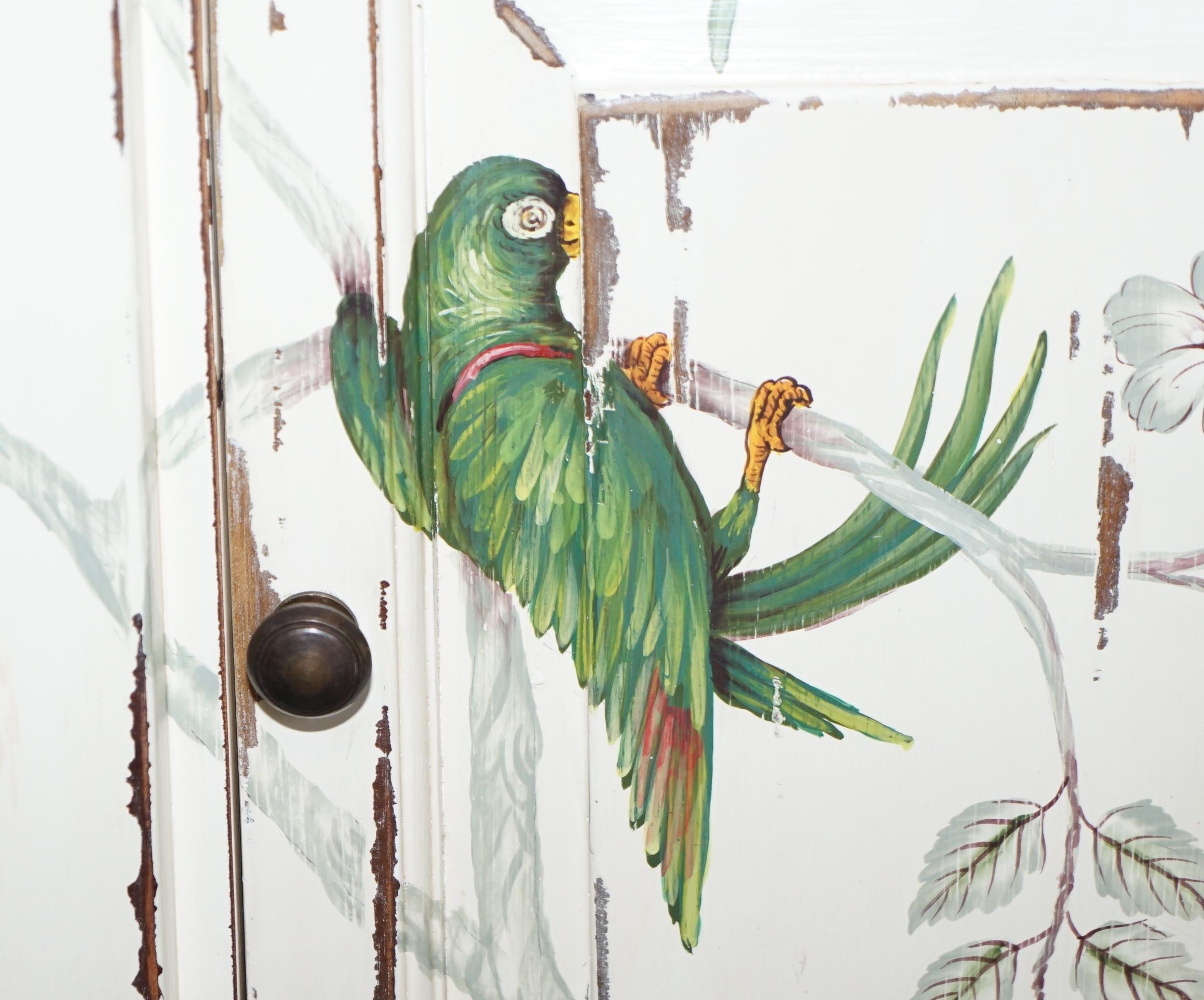 Paire de tiroirs de chevet d'appoint en forme de perroquets / oiseaux de parradise peints à la main en vente 10