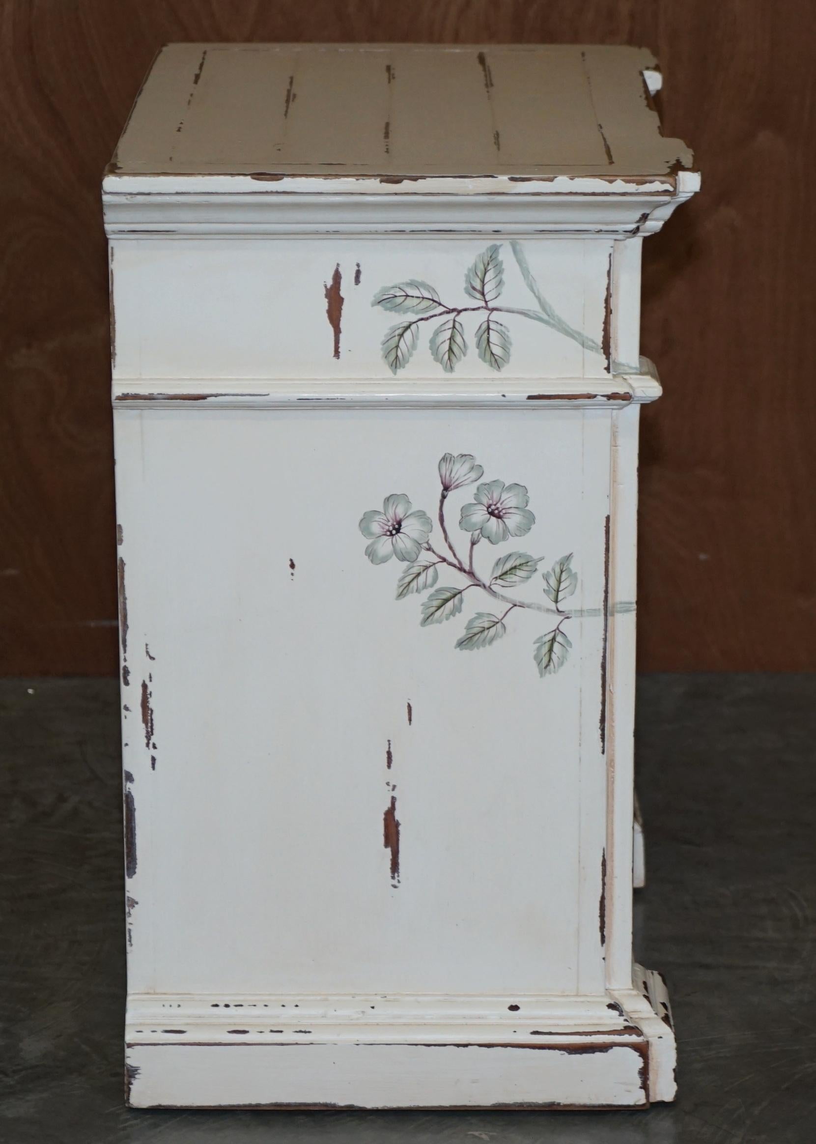 Pair of Hand Painted Parrots / Birds of Parradise Side End Table Bedside Drawers For Sale 11