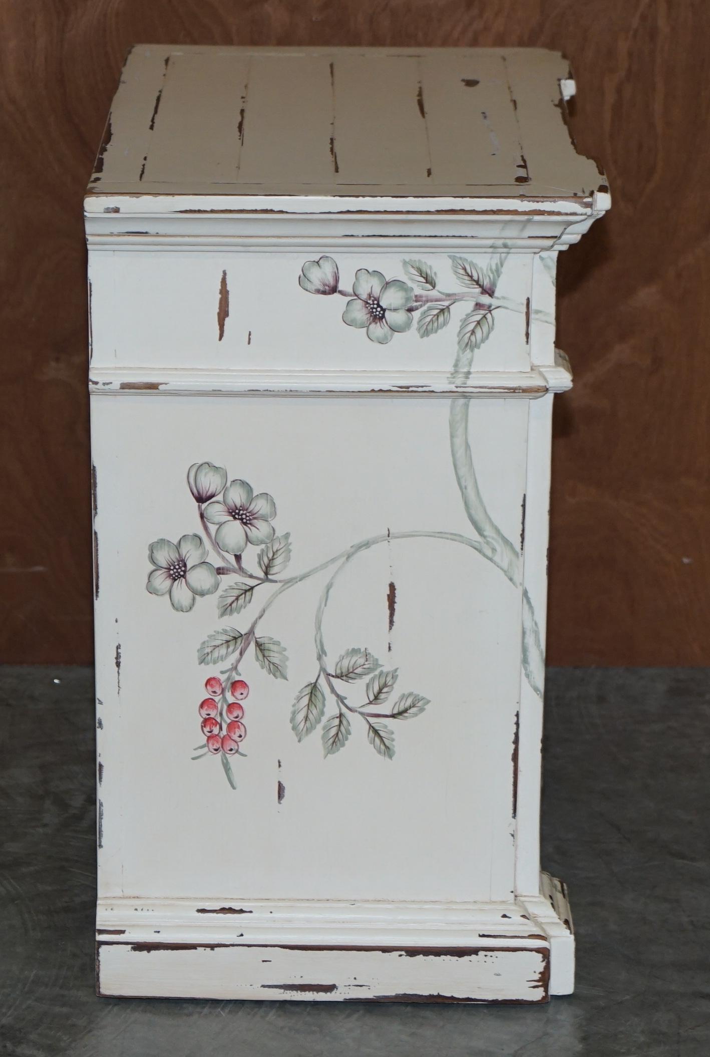 Pair of Hand Painted Parrots / Birds of Parradise Side End Table Bedside Drawers For Sale 2