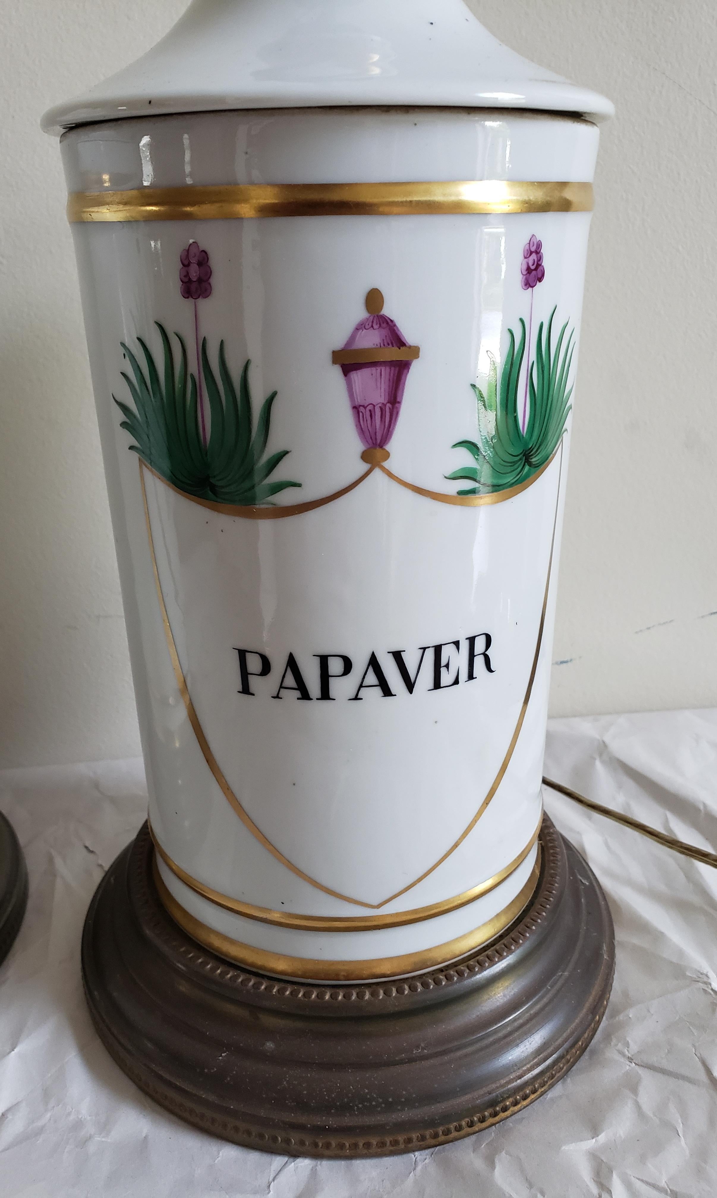 Paar handbemalte JARs aus Porzellan, die als Lampen montiert sind (Moderne der Mitte des Jahrhunderts) im Angebot