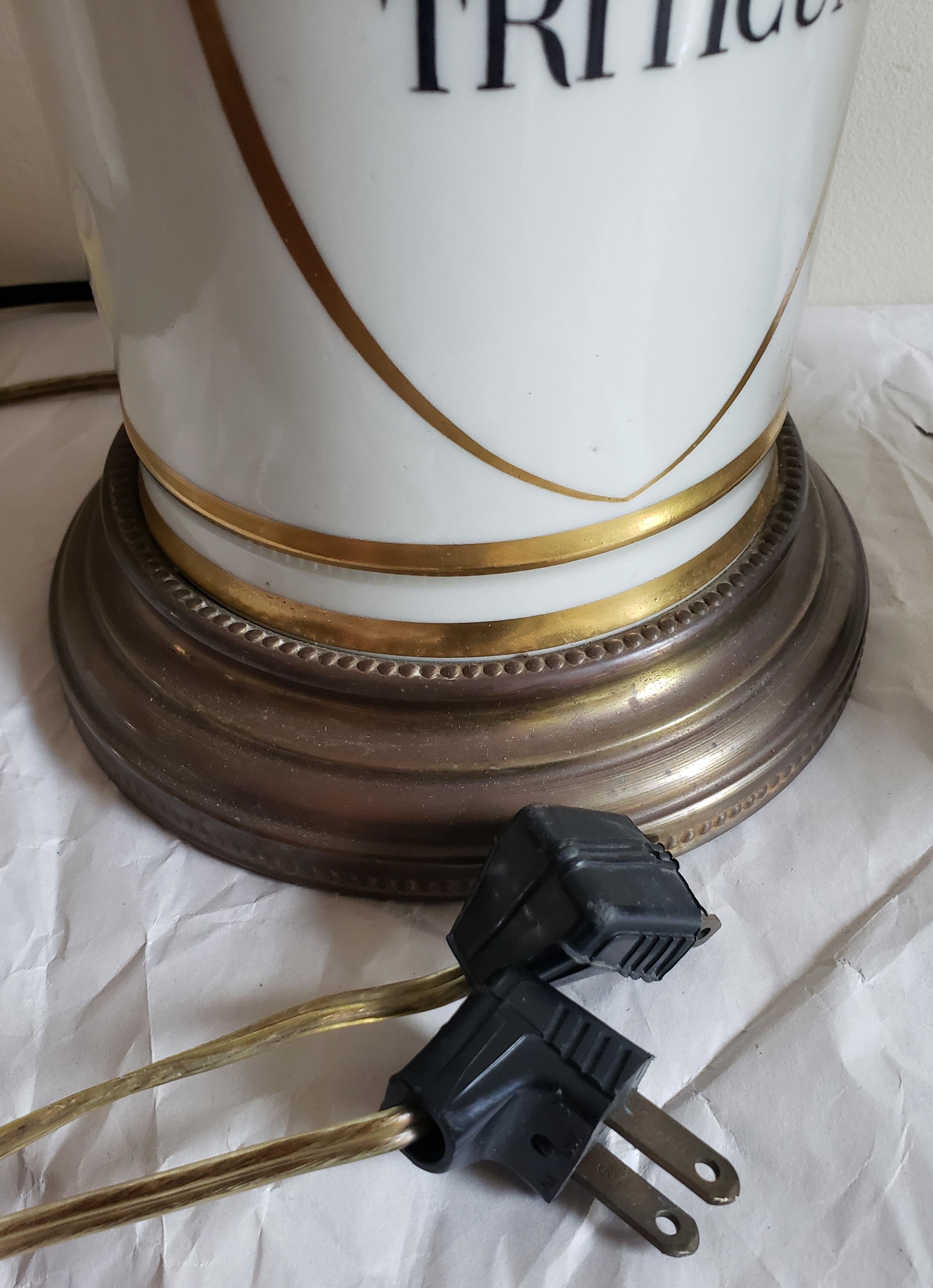 Paire de pots d'apothicaire en porcelaine peints à la main et montés comme lampes Bon état - En vente à Germantown, MD