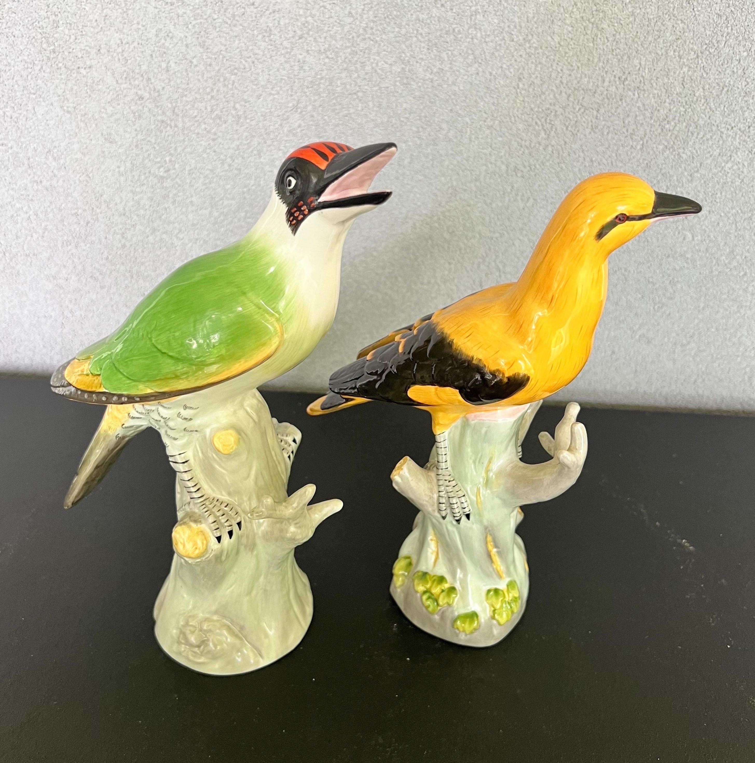 Pair of Hand-Painted Porcelain Birds Made by Jeanne Reed’s  In Good Condition For Sale In Fort Washington, MD