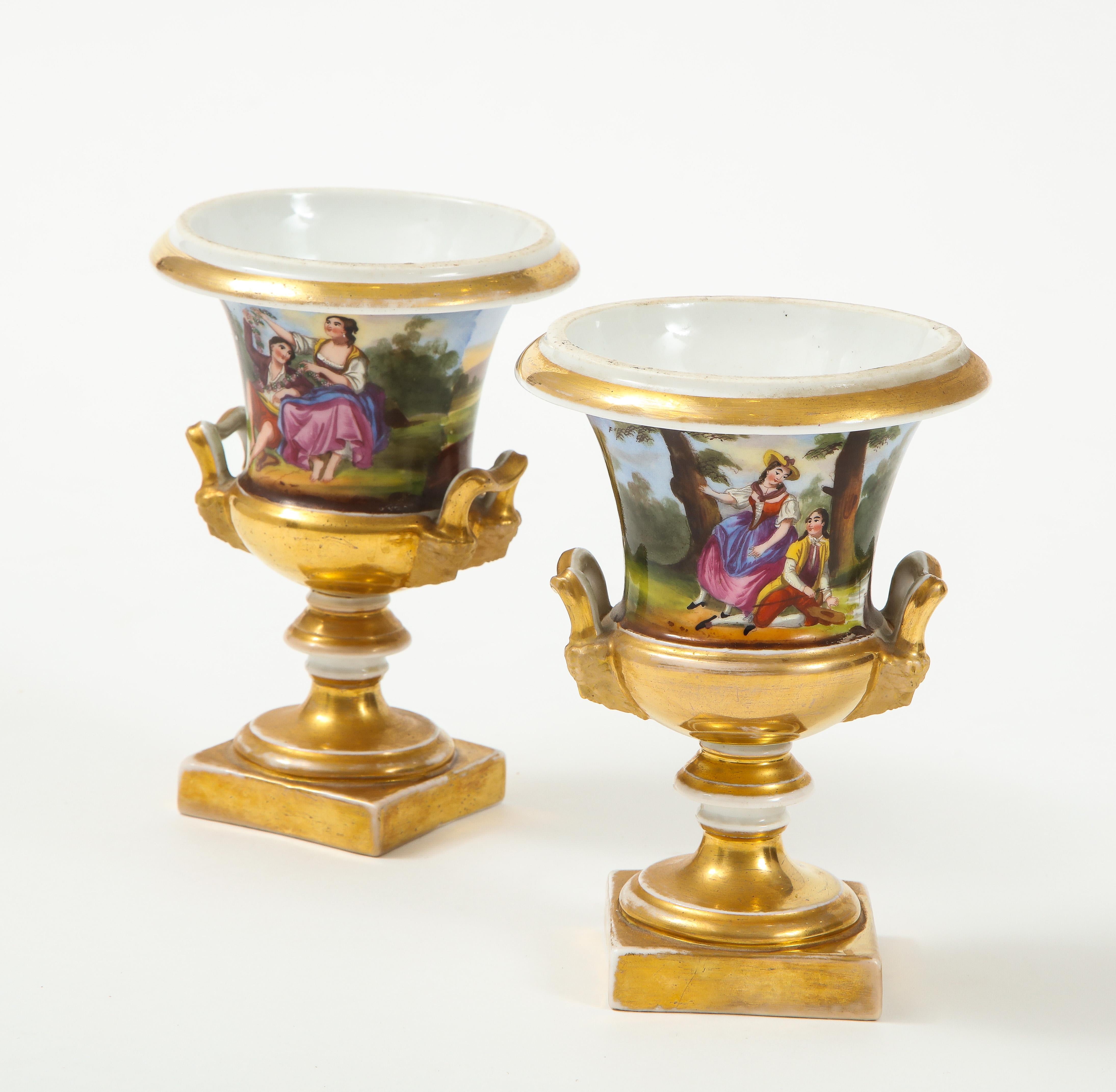Romantique Paire de pots de Cache en porcelaine peints à la main en vente