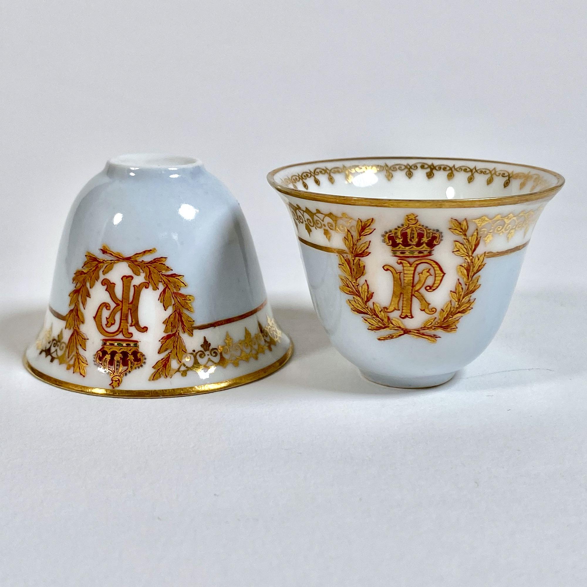 Pareja de tazas de porcelana pintadas a mano con detalles en oro de 22 quilates, años 60 en Bueno estado para la venta en PARIS, FR