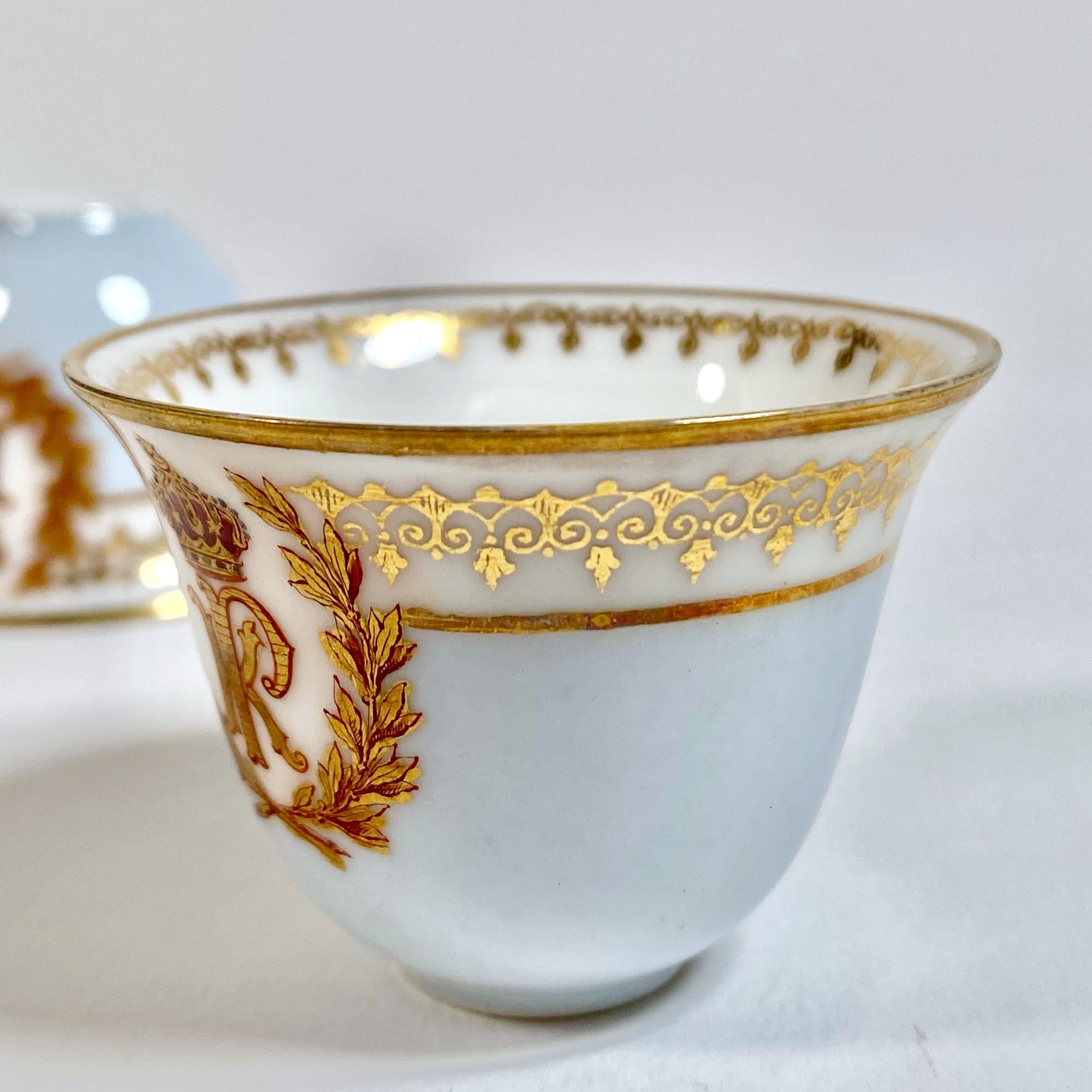 Pareja de tazas de porcelana pintadas a mano con detalles en oro de 22 quilates, años 60 siglo XX en venta