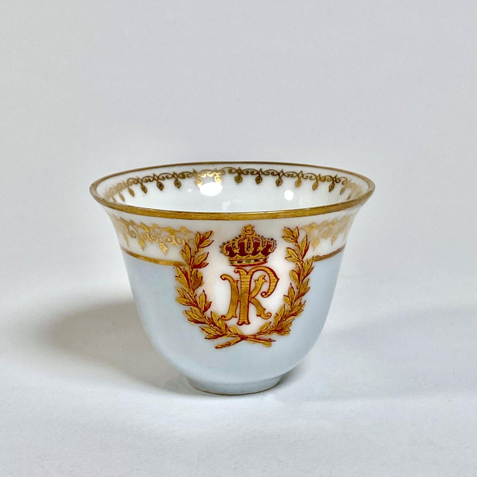 Pareja de tazas de porcelana pintadas a mano con detalles en oro de 22 quilates, años 60 Porcelana en venta
