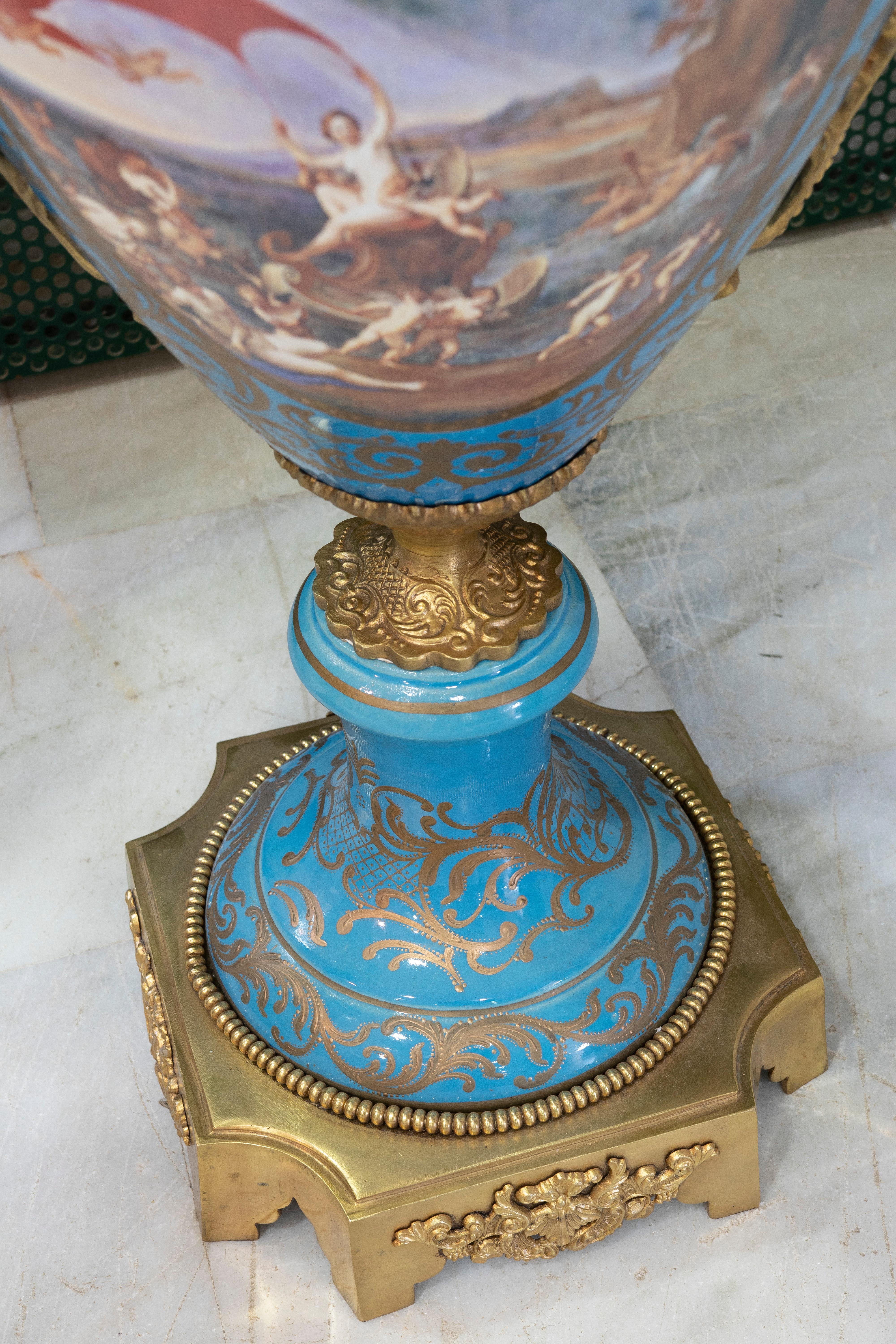Paire de vases en porcelaine peintes à la main avec poignées en bronze en vente 3