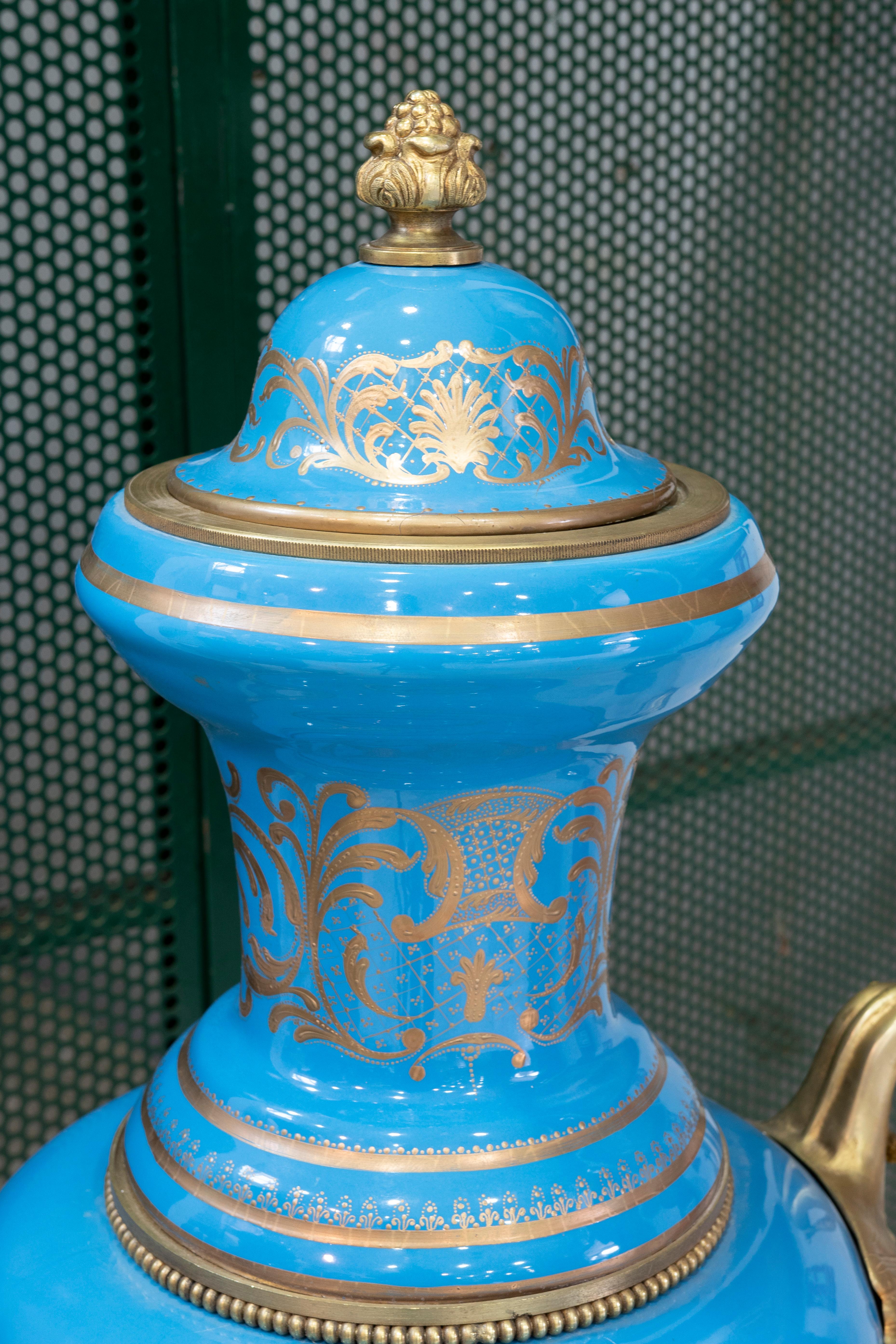 Paire de vases en porcelaine peintes à la main avec poignées en bronze en vente 5