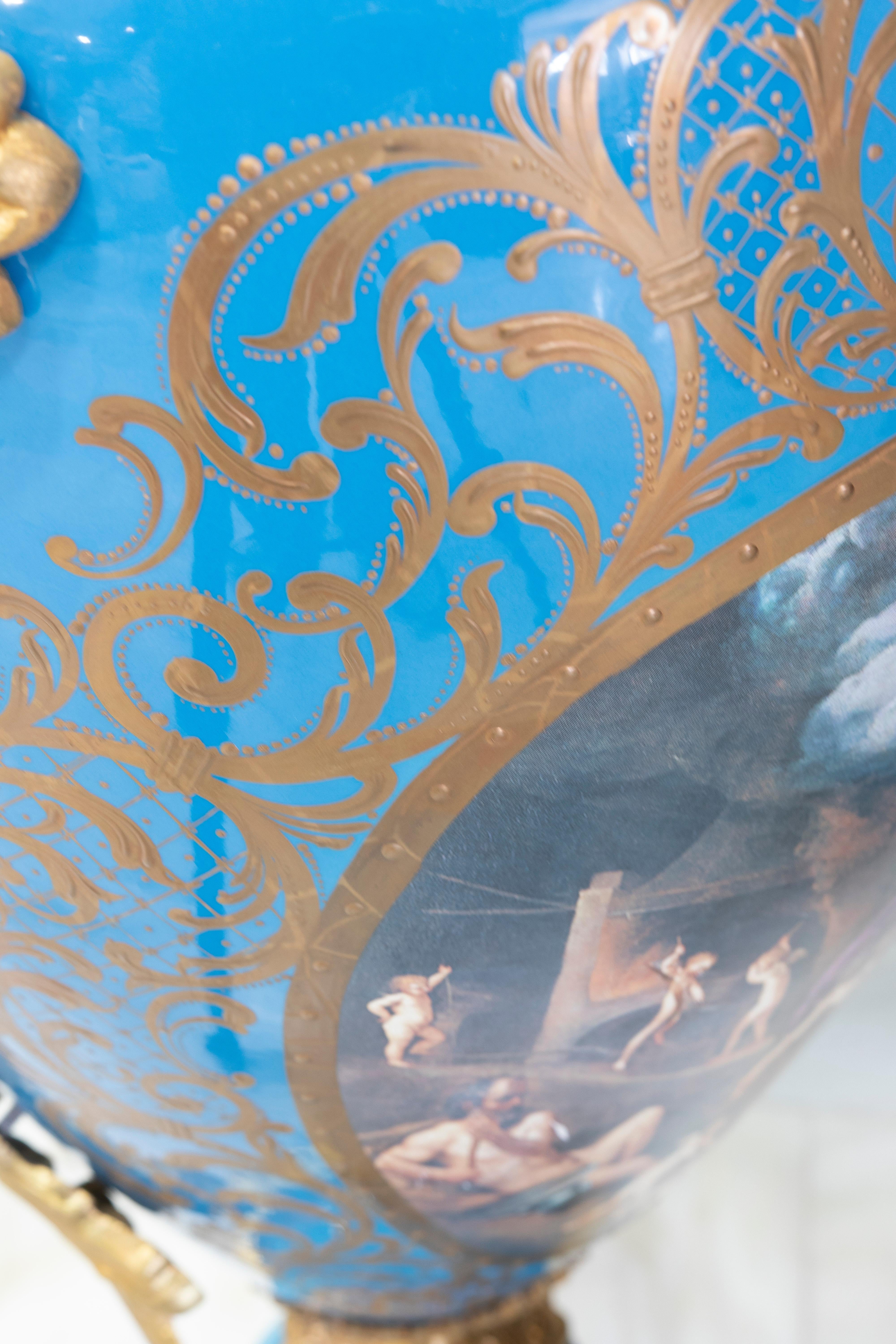 Paire de vases en porcelaine peintes à la main avec poignées en bronze en vente 7