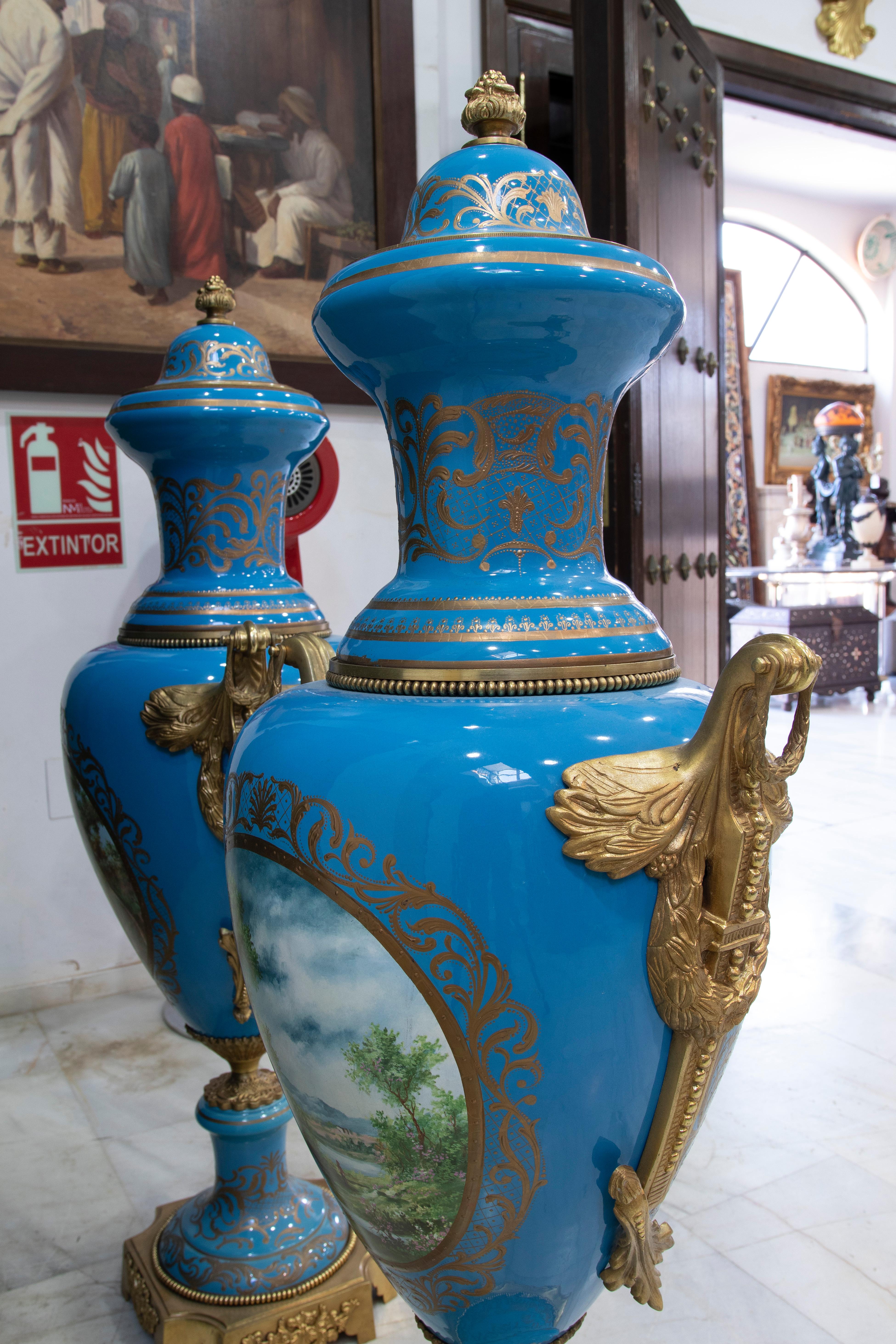 Paire de vases en porcelaine peintes à la main avec poignées en bronze Bon état - En vente à Marbella, ES