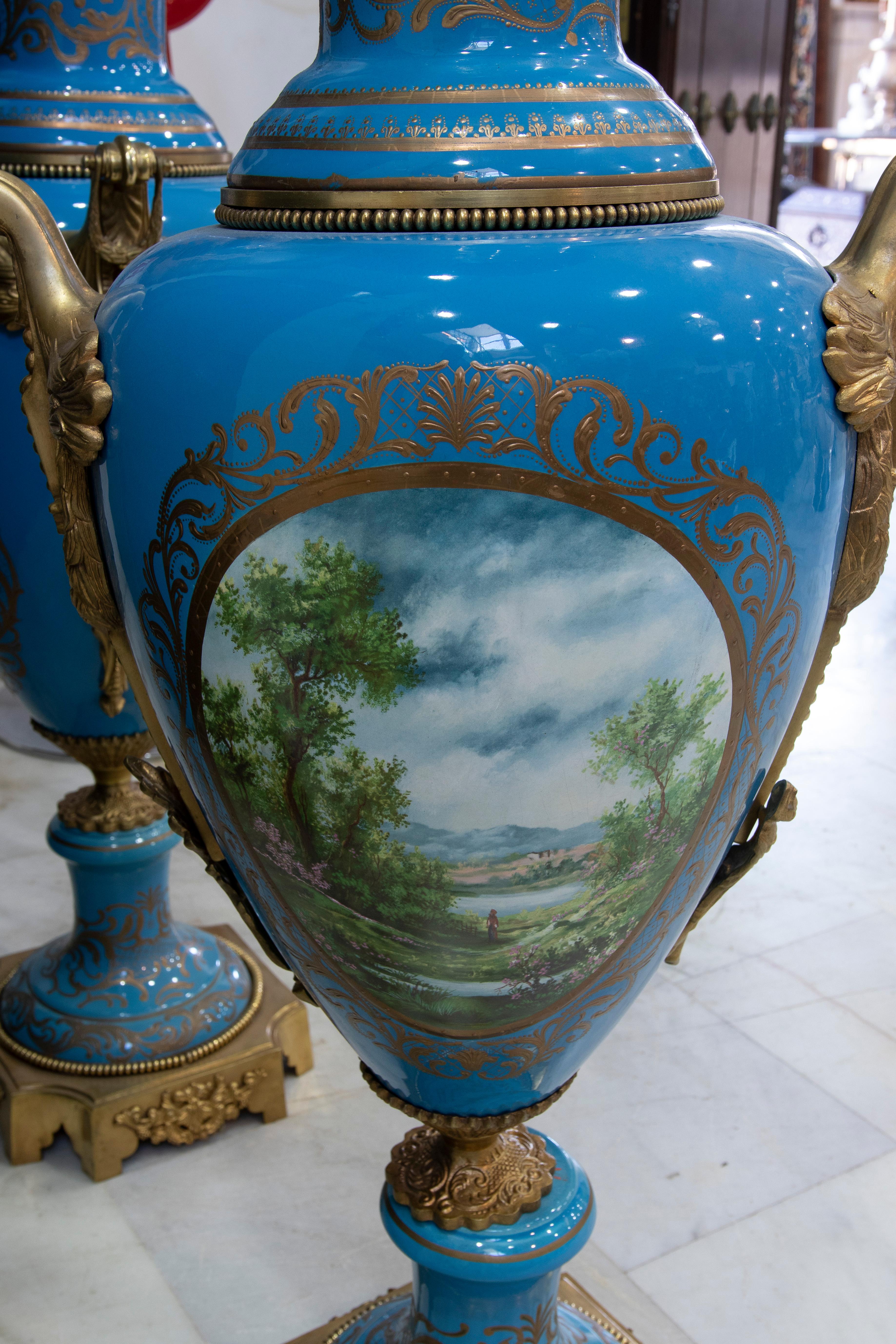20ième siècle Paire de vases en porcelaine peintes à la main avec poignées en bronze en vente