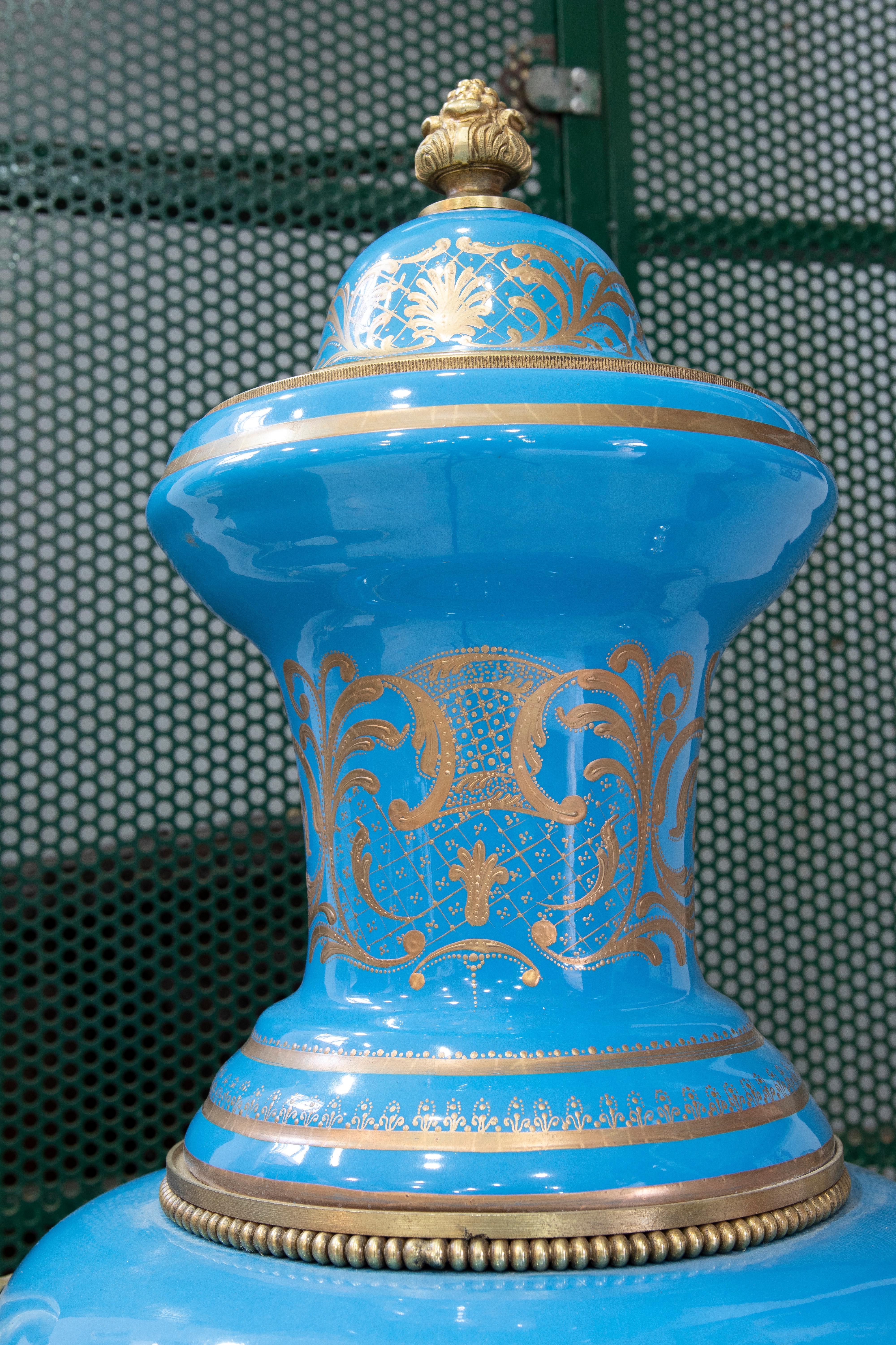 Paire de vases en porcelaine peintes à la main avec poignées en bronze en vente 2