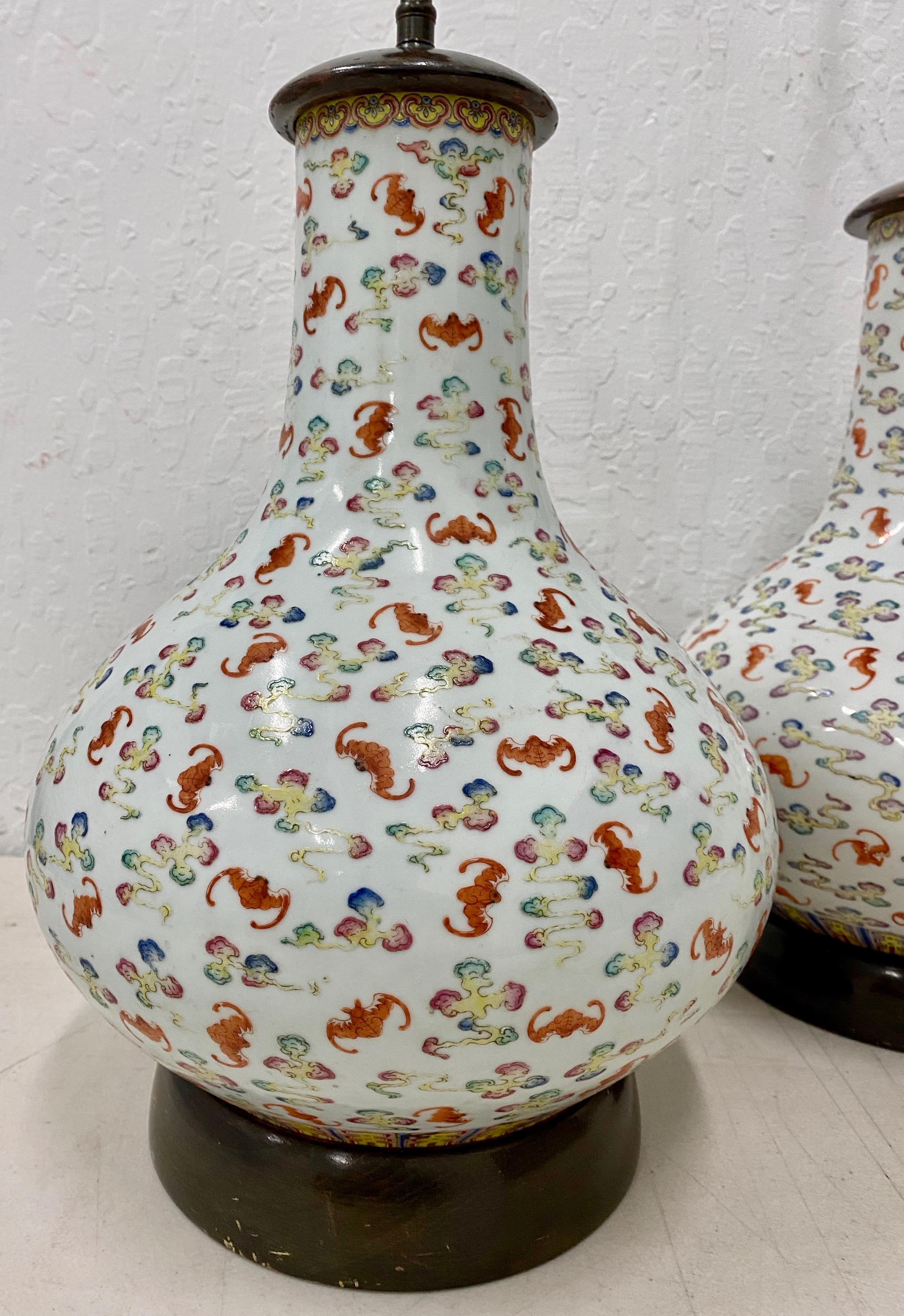 Pair of Hand Painted Qing Dynasty 100 Bats Porcelain Vase Table Lamps circa 1920 In Good Condition In San Francisco, CA