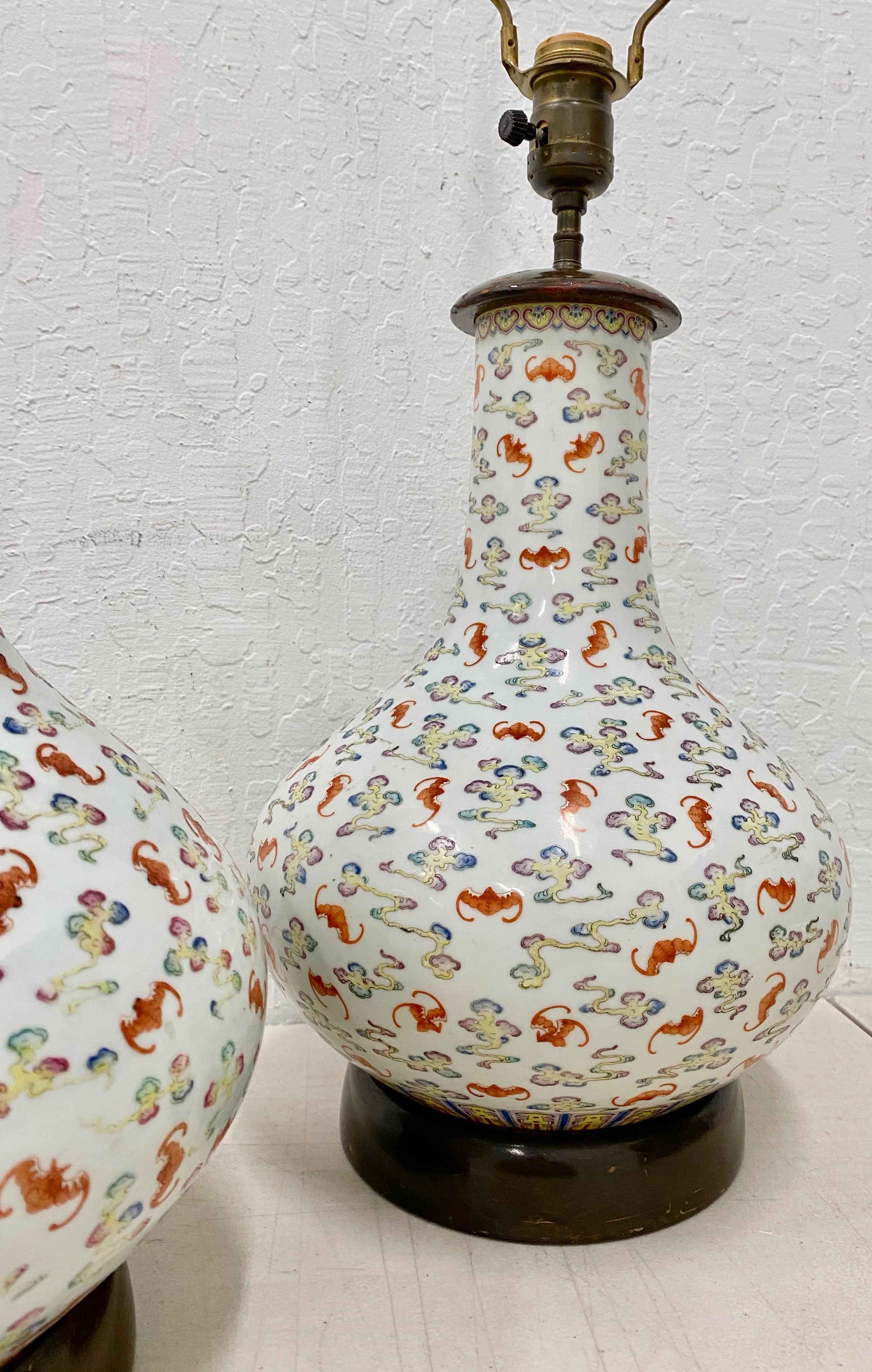 20th Century Pair of Hand Painted Qing Dynasty 100 Bats Porcelain Vase Table Lamps circa 1920