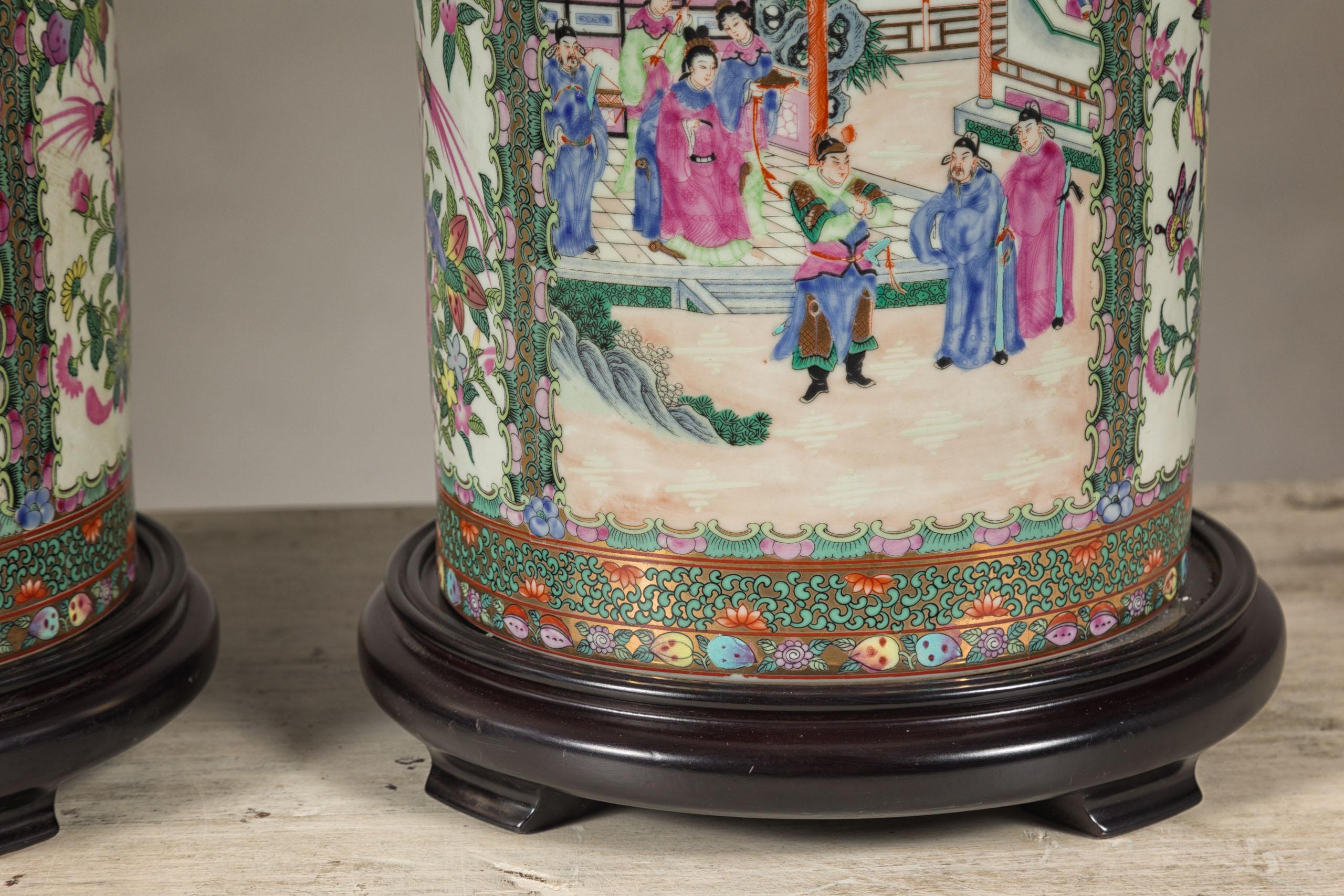 Paire de lampes de table à médaillons roses peintes à la main avec scènes de cour et oiseaux en vente 3