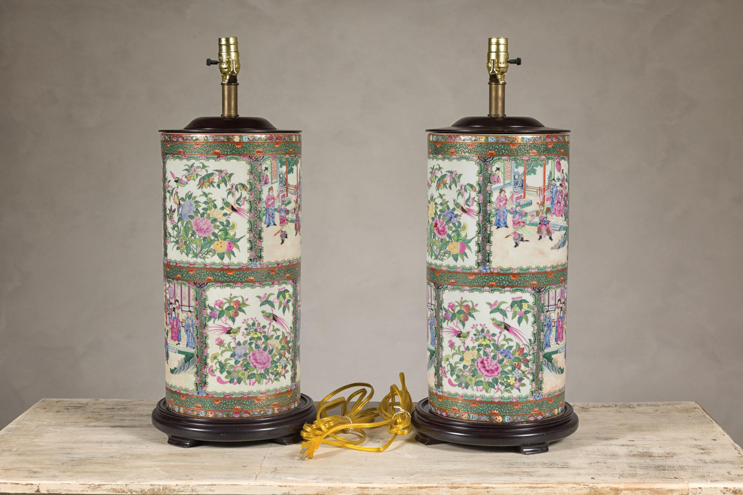 Paire de lampes de table à médaillons roses peintes à la main avec scènes de cour et oiseaux en vente 4