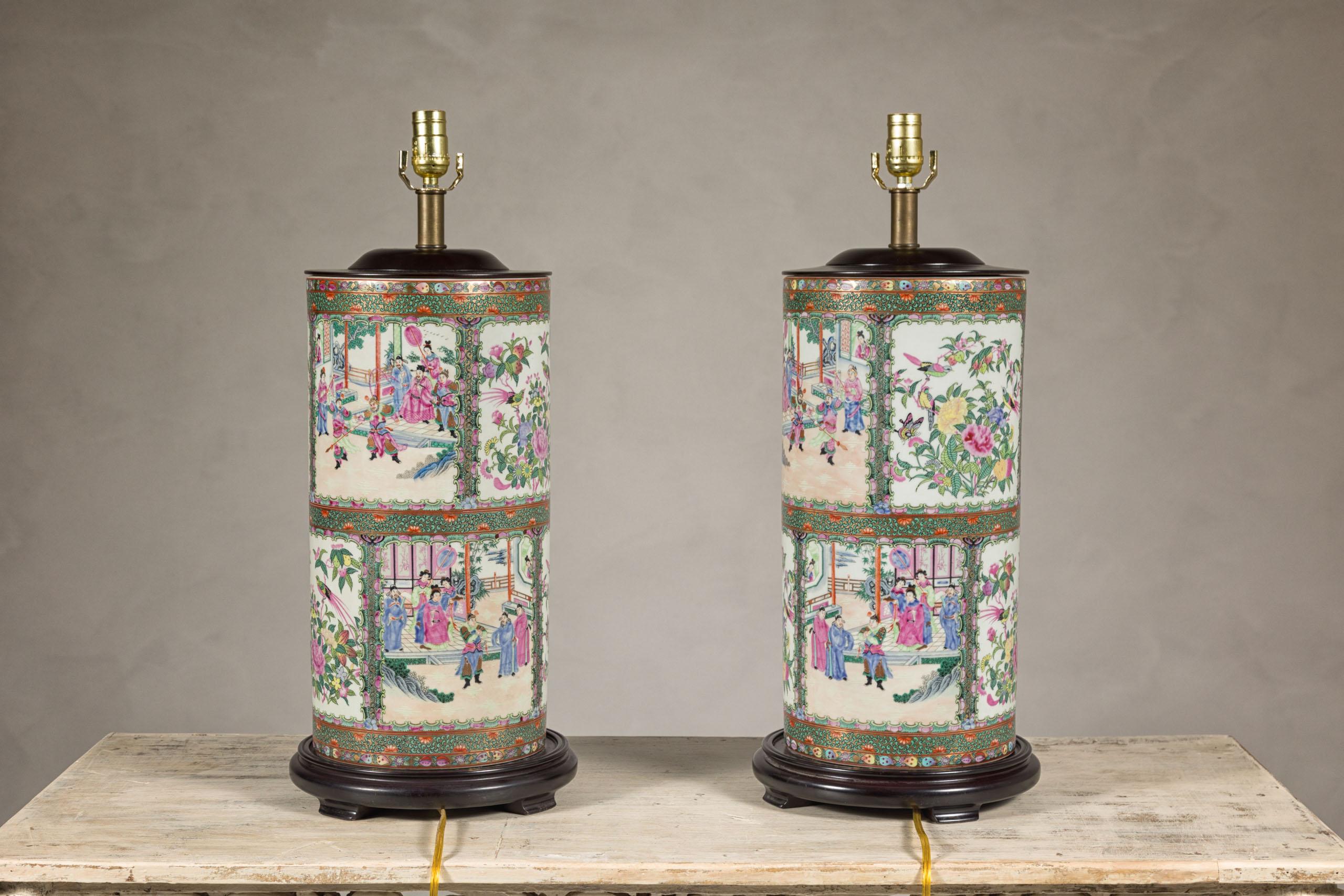 Paire de lampes de table à médaillons roses peintes à la main avec scènes de cour et oiseaux en vente 5