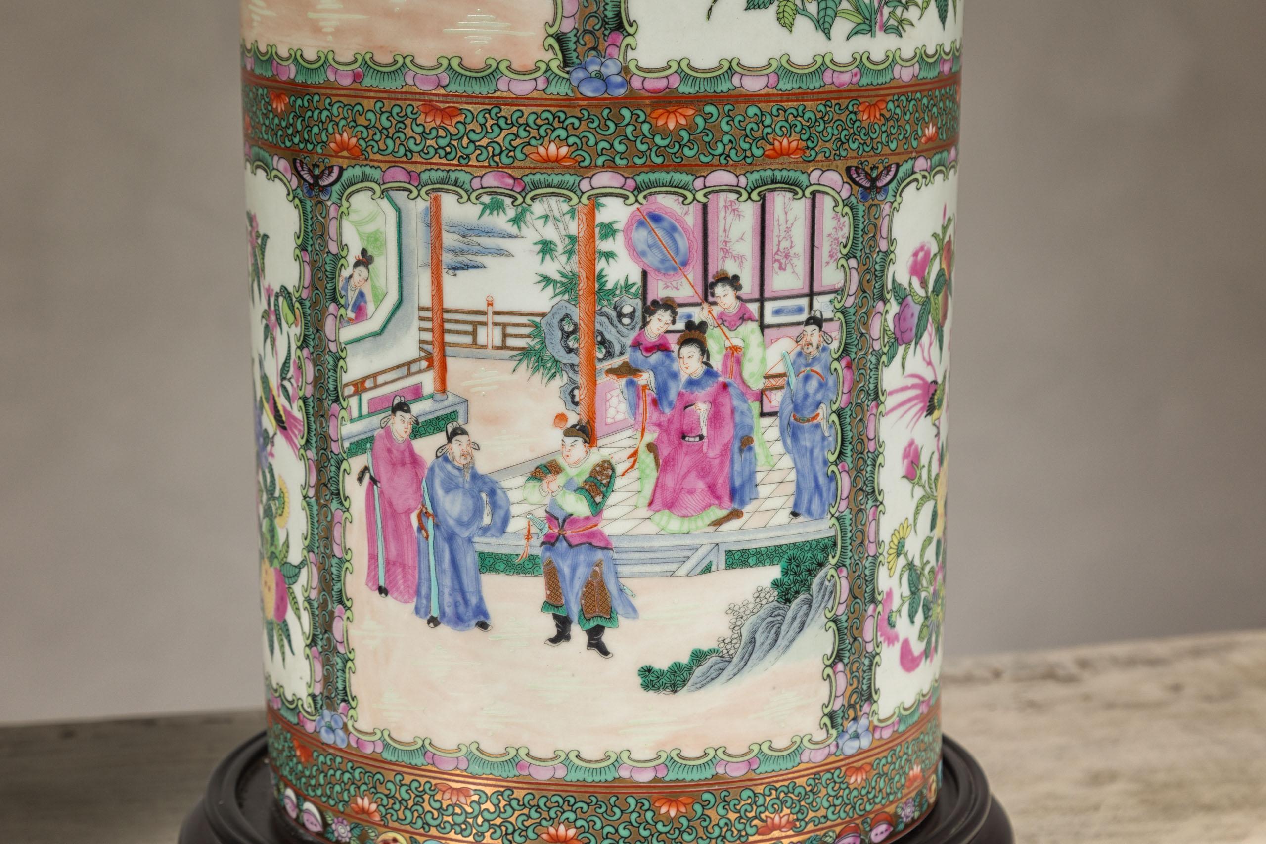 Paire de lampes de table à médaillons roses peintes à la main avec scènes de cour et oiseaux en vente 6