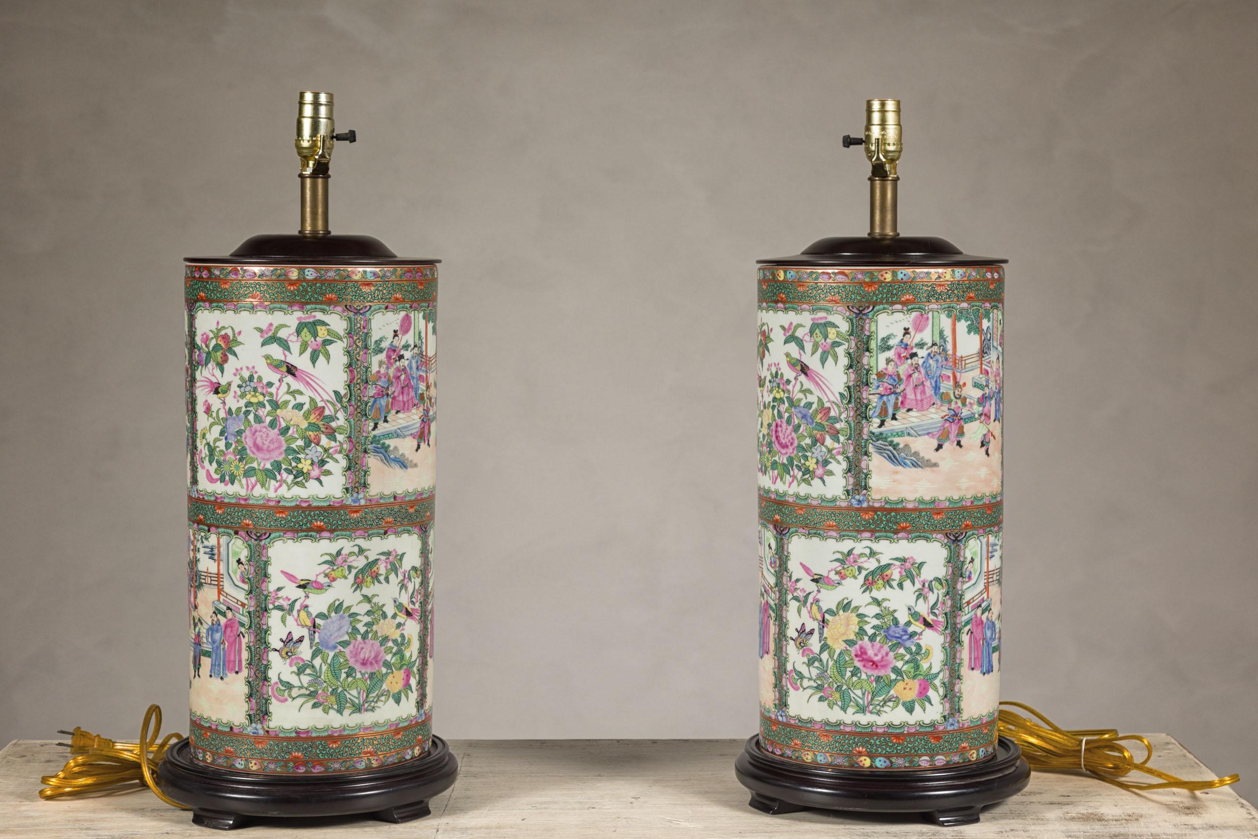Paire de lampes de table à médaillons roses peintes à la main avec scènes de cour et oiseaux en vente 8