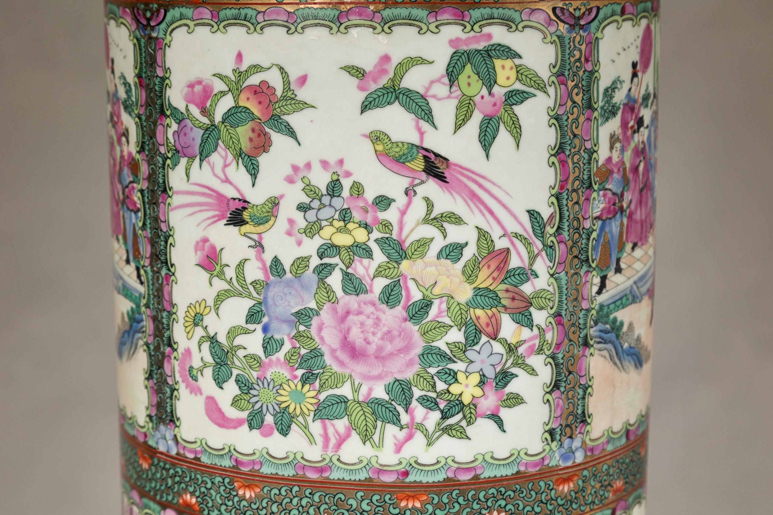 Paire de lampes de table à médaillons roses peintes à la main avec scènes de cour et oiseaux en vente 10