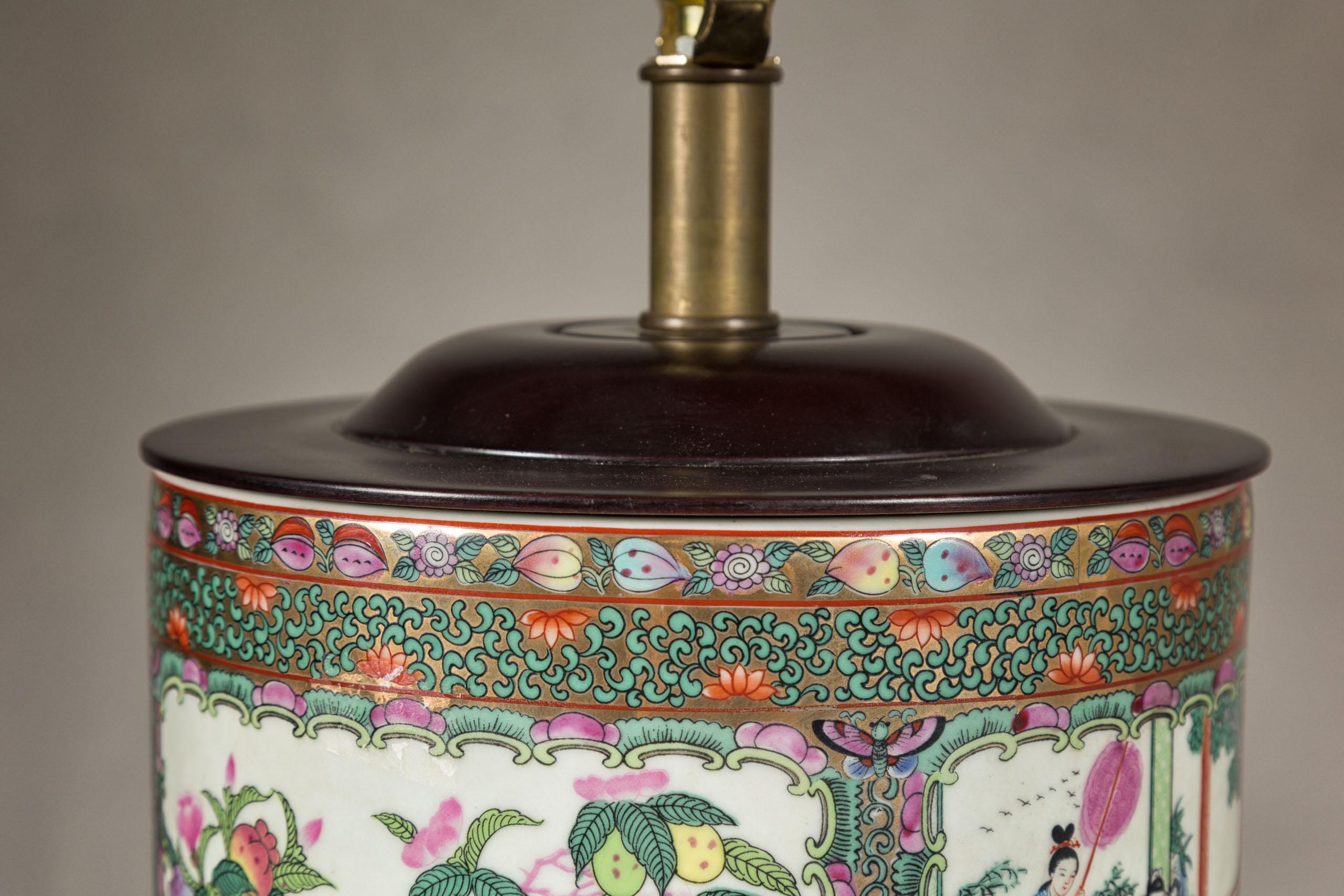 Paire de lampes de table à médaillons roses peintes à la main avec scènes de cour et oiseaux en vente 11
