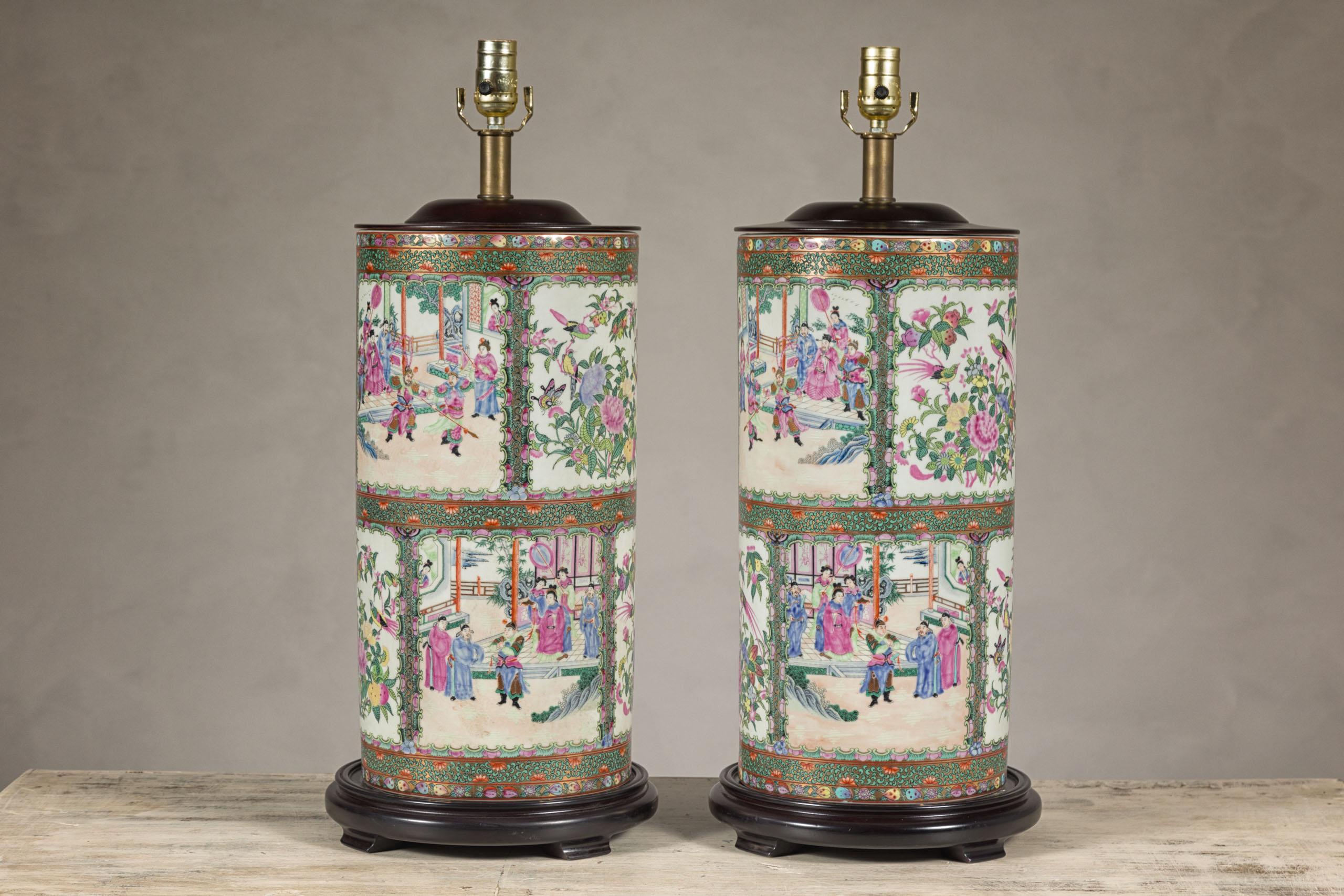 Chinois Paire de lampes de table à médaillons roses peintes à la main avec scènes de cour et oiseaux en vente
