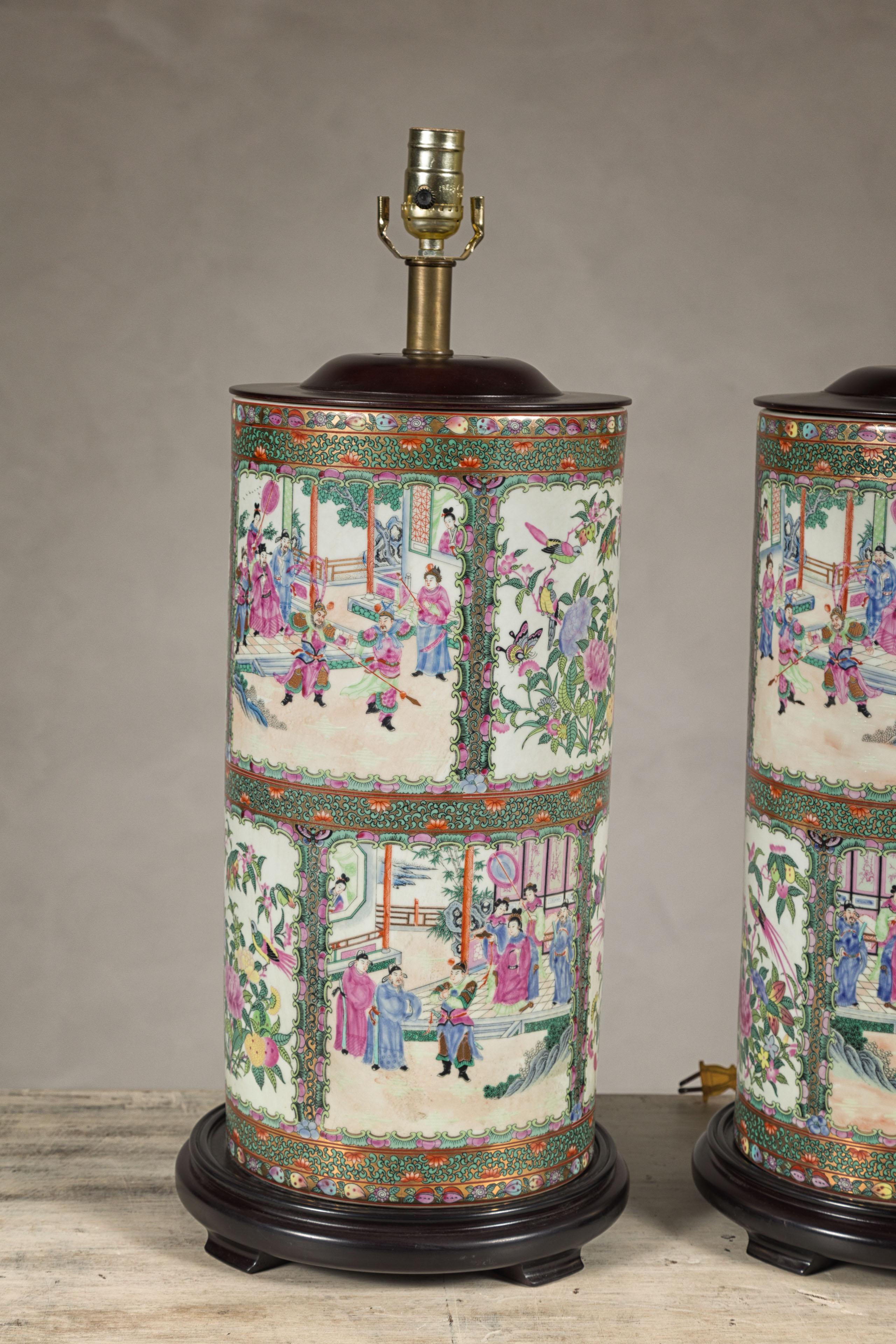 Peint à la main Paire de lampes de table à médaillons roses peintes à la main avec scènes de cour et oiseaux en vente