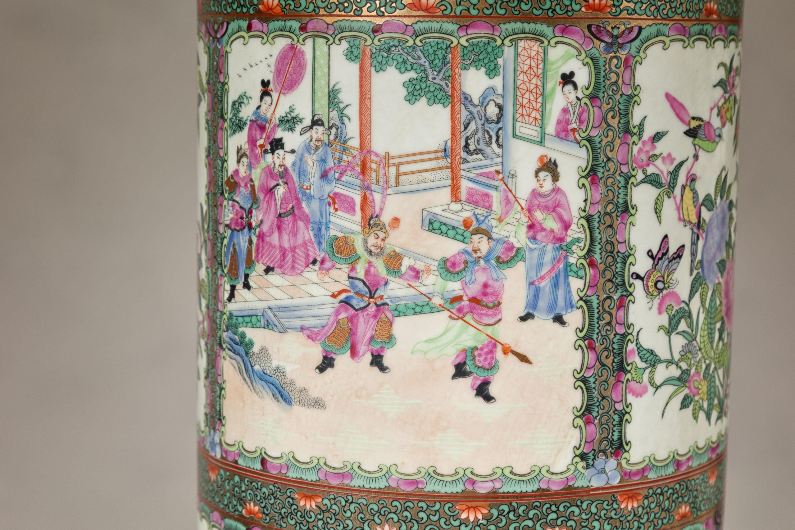 20ième siècle Paire de lampes de table à médaillons roses peintes à la main avec scènes de cour et oiseaux en vente