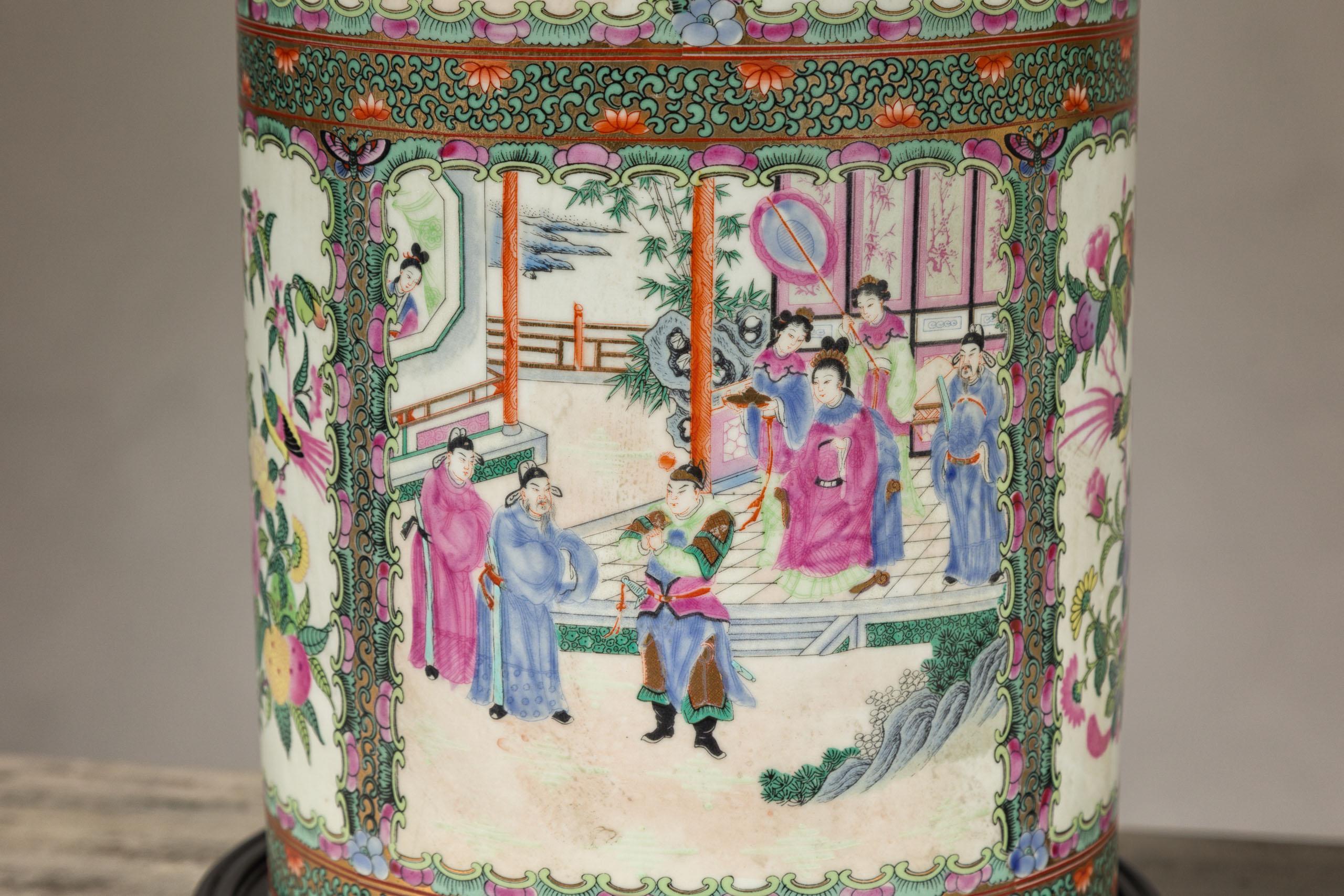 Porcelaine Paire de lampes de table à médaillons roses peintes à la main avec scènes de cour et oiseaux en vente
