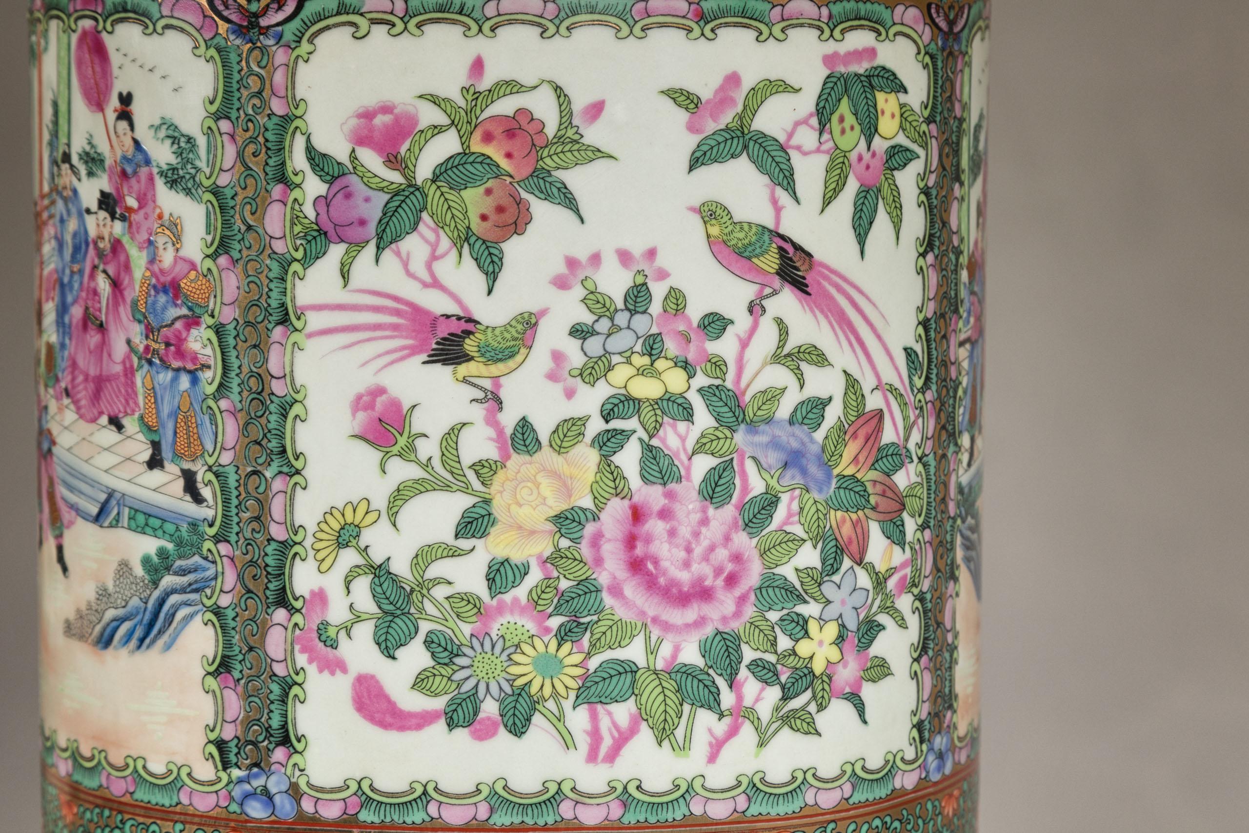 Paire de lampes de table à médaillons roses peintes à la main avec scènes de cour et oiseaux en vente 1