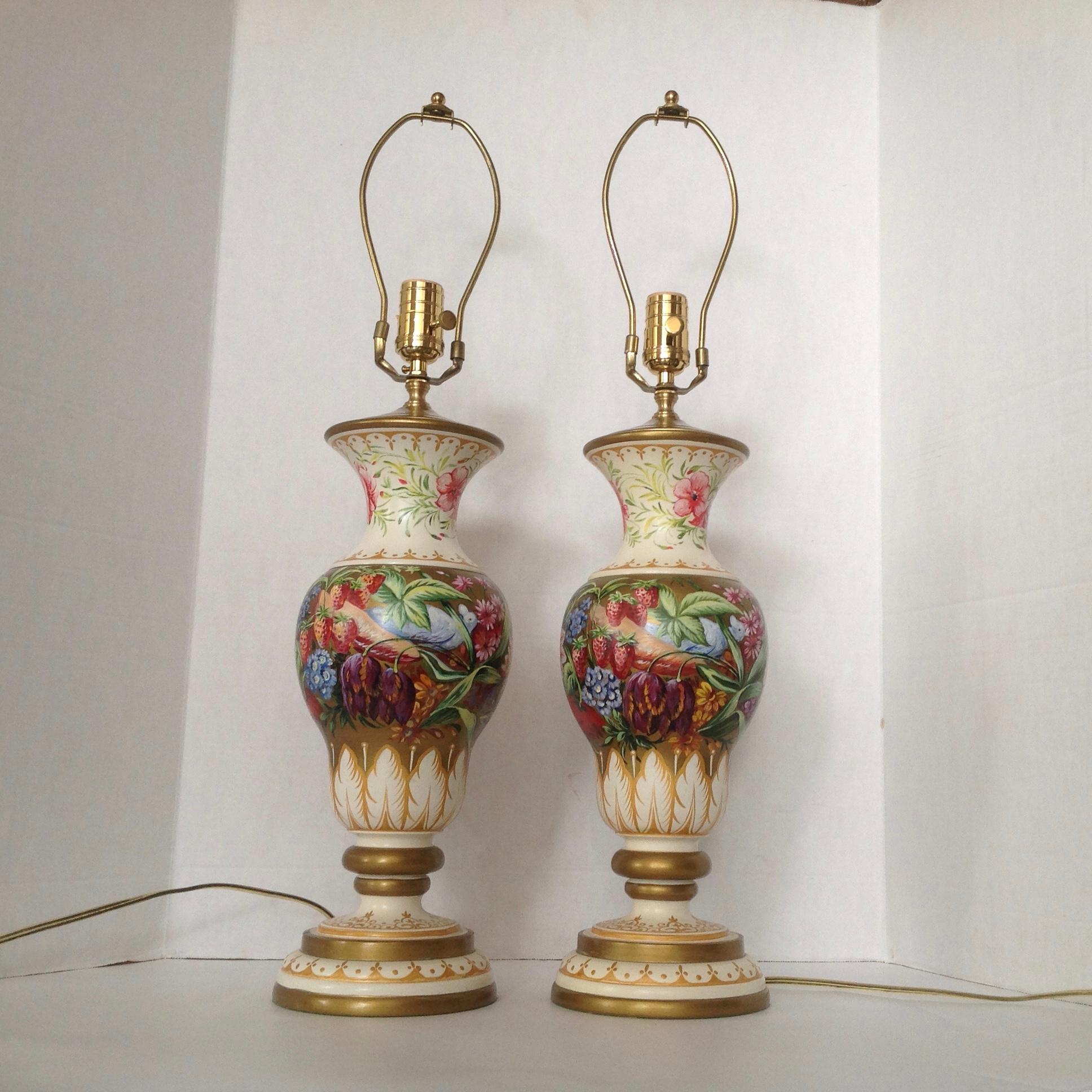 italien Paire d'urnes peintes à la main montées comme lampes de table en vente