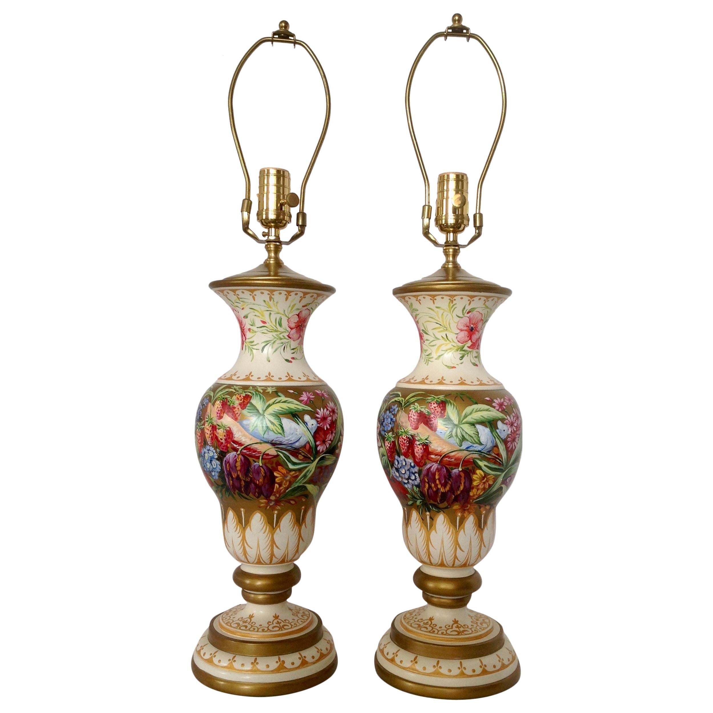 Paire d'urnes peintes à la main montées comme lampes de table en vente