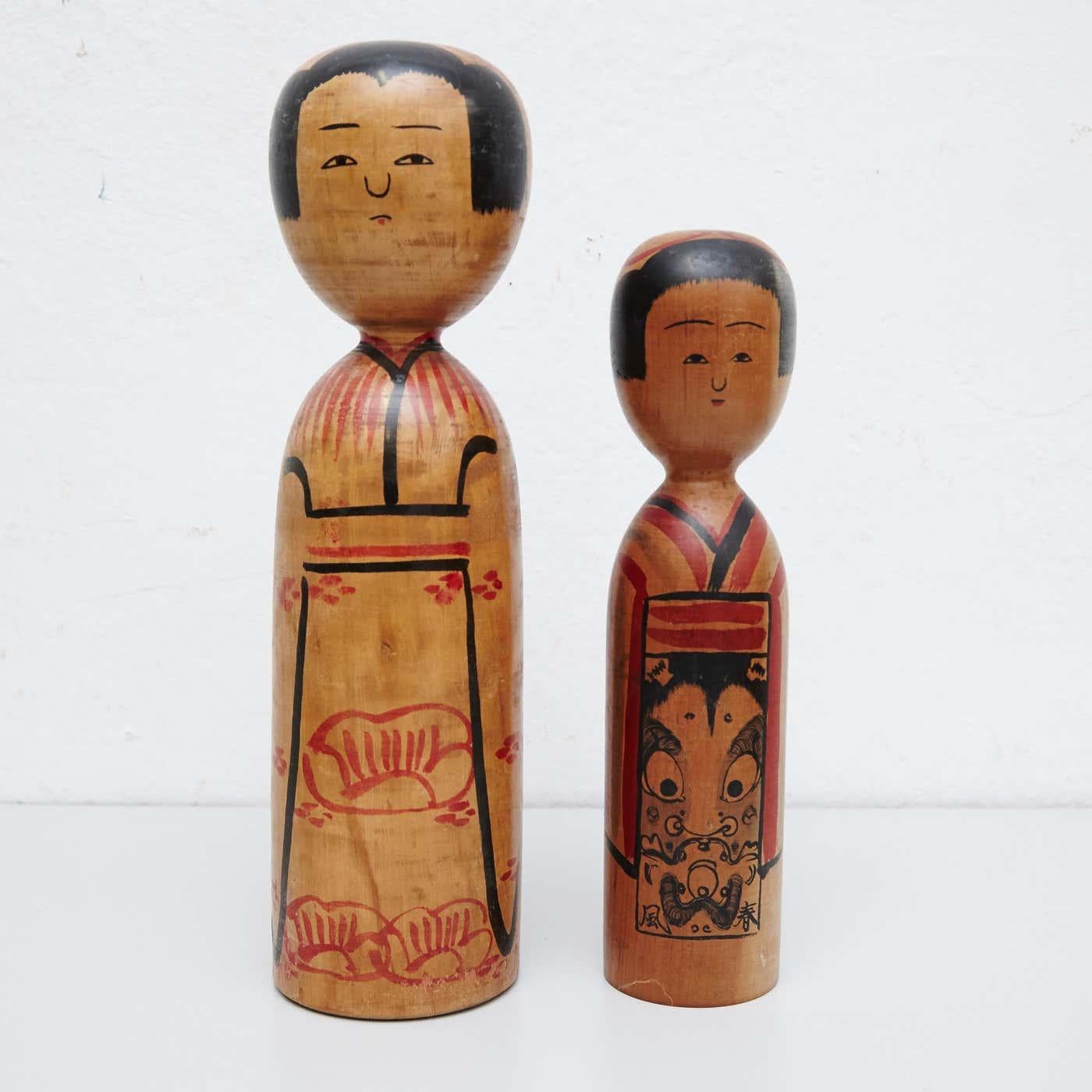 Pareja de muñecas kokeshi de madera pintadas a mano, hacia 1940 en venta 4