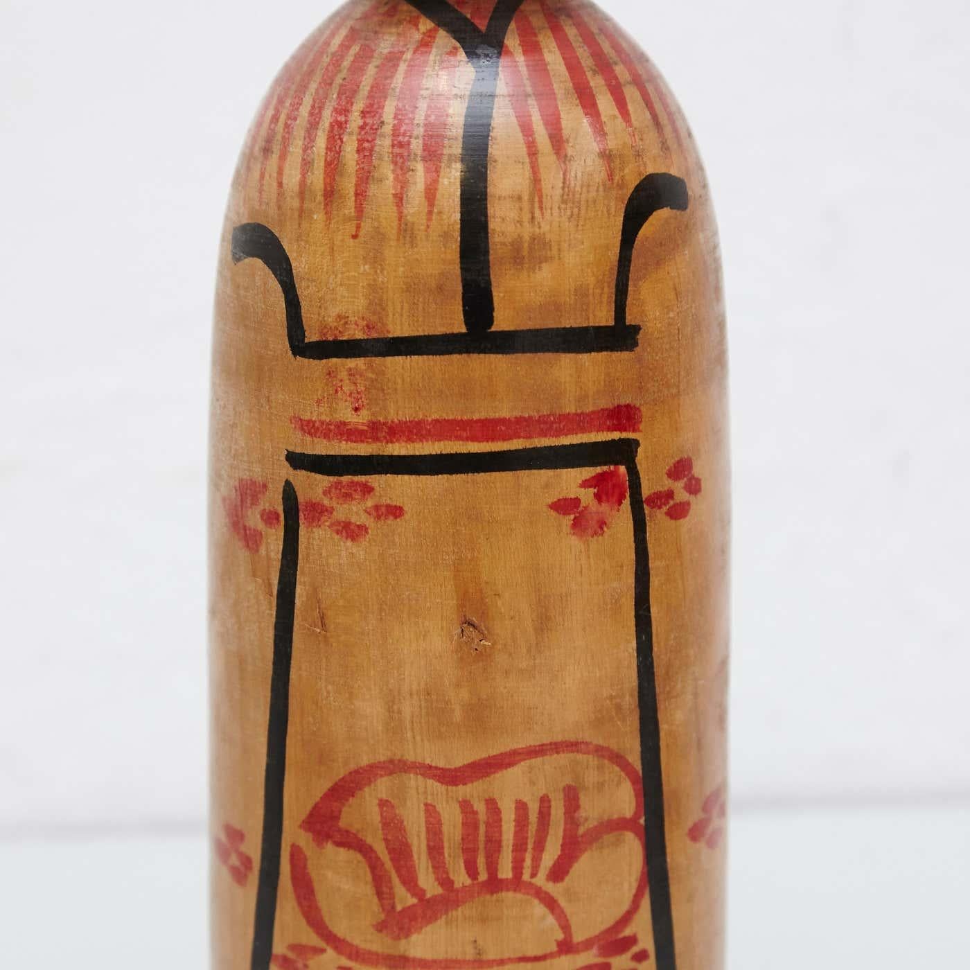 Pair of Hand Painted Wooden Kokeshi Dolls, circa 1940 In Good Condition For Sale In Barcelona, ES